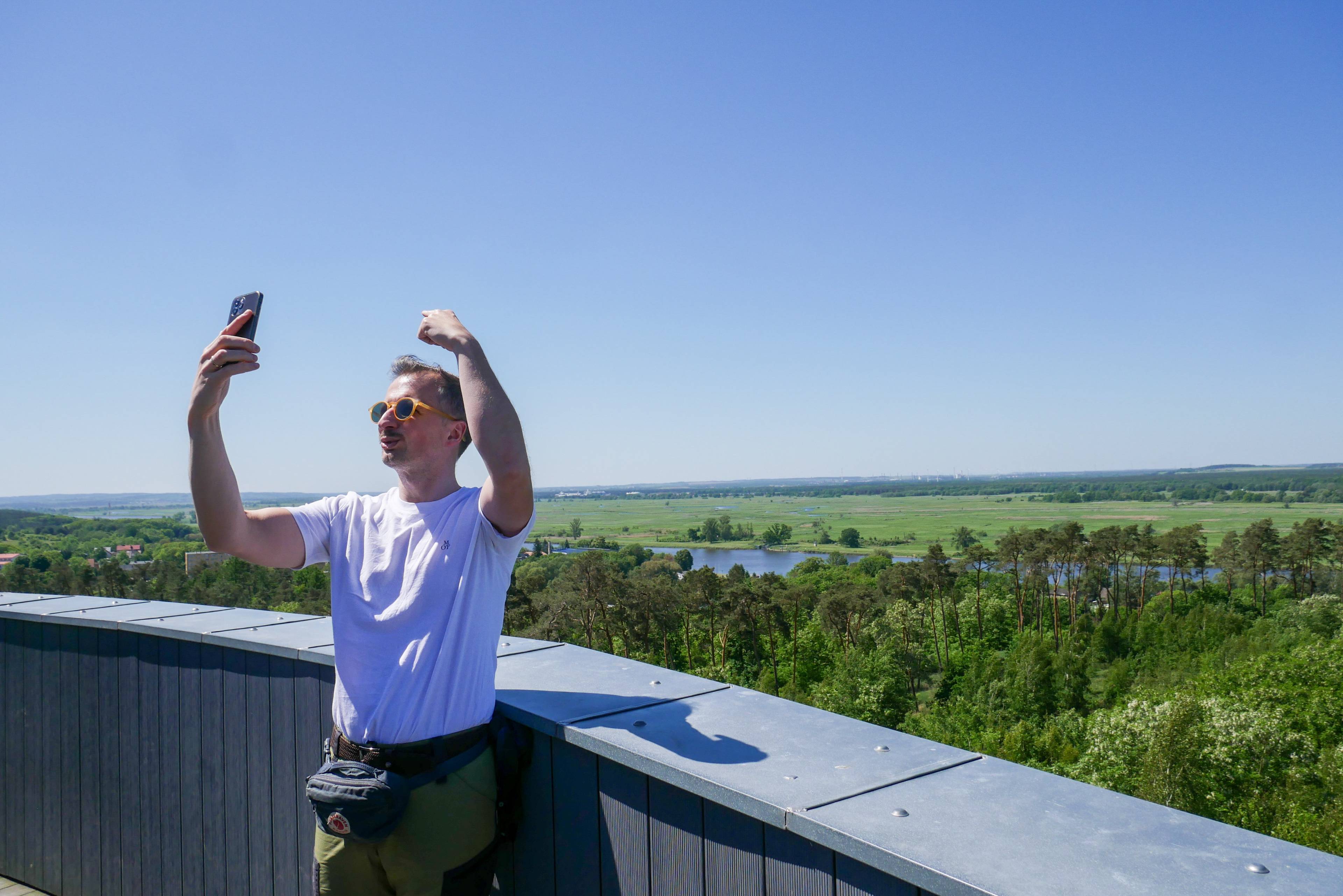 wiceminister robi sobie selfie na tle parku narodowego