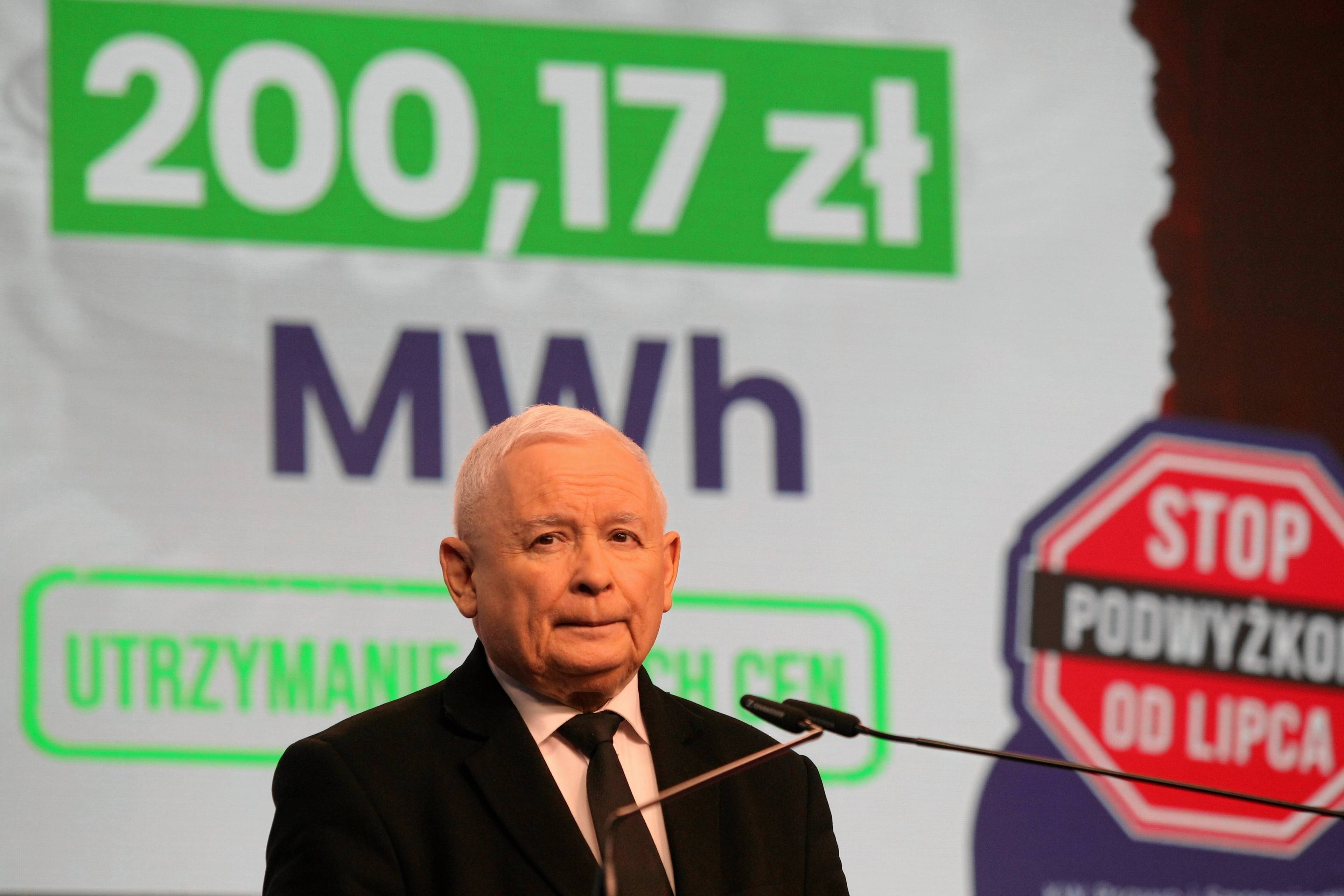 Jarosław Kaczyński przed mikrofonami