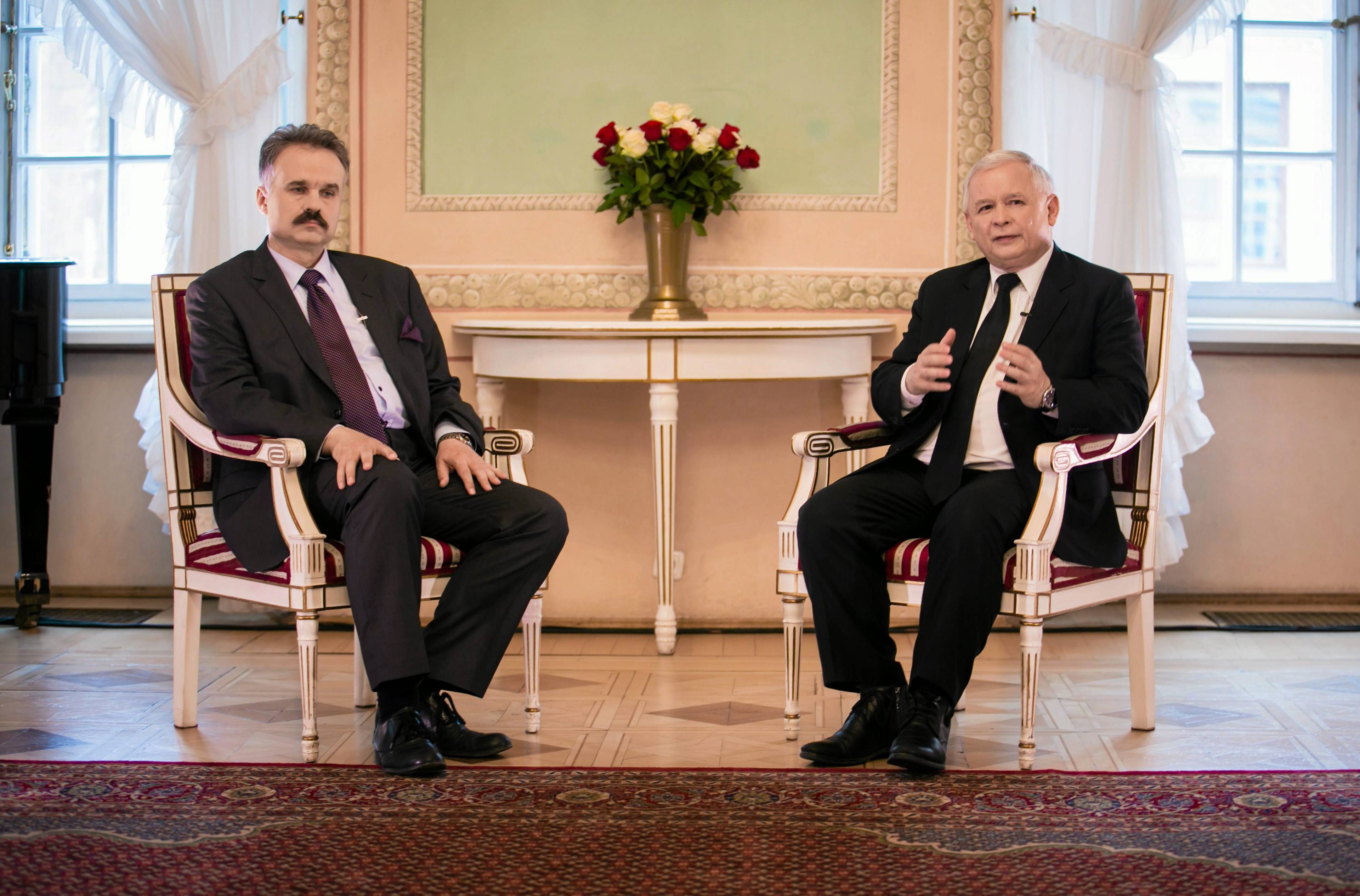 Dwaj mężczyźni: Waldemar Paruch ( z lewej) i Jarosław Kaczyński siedzą w zabytkowej sali przy stole. MaBeNa