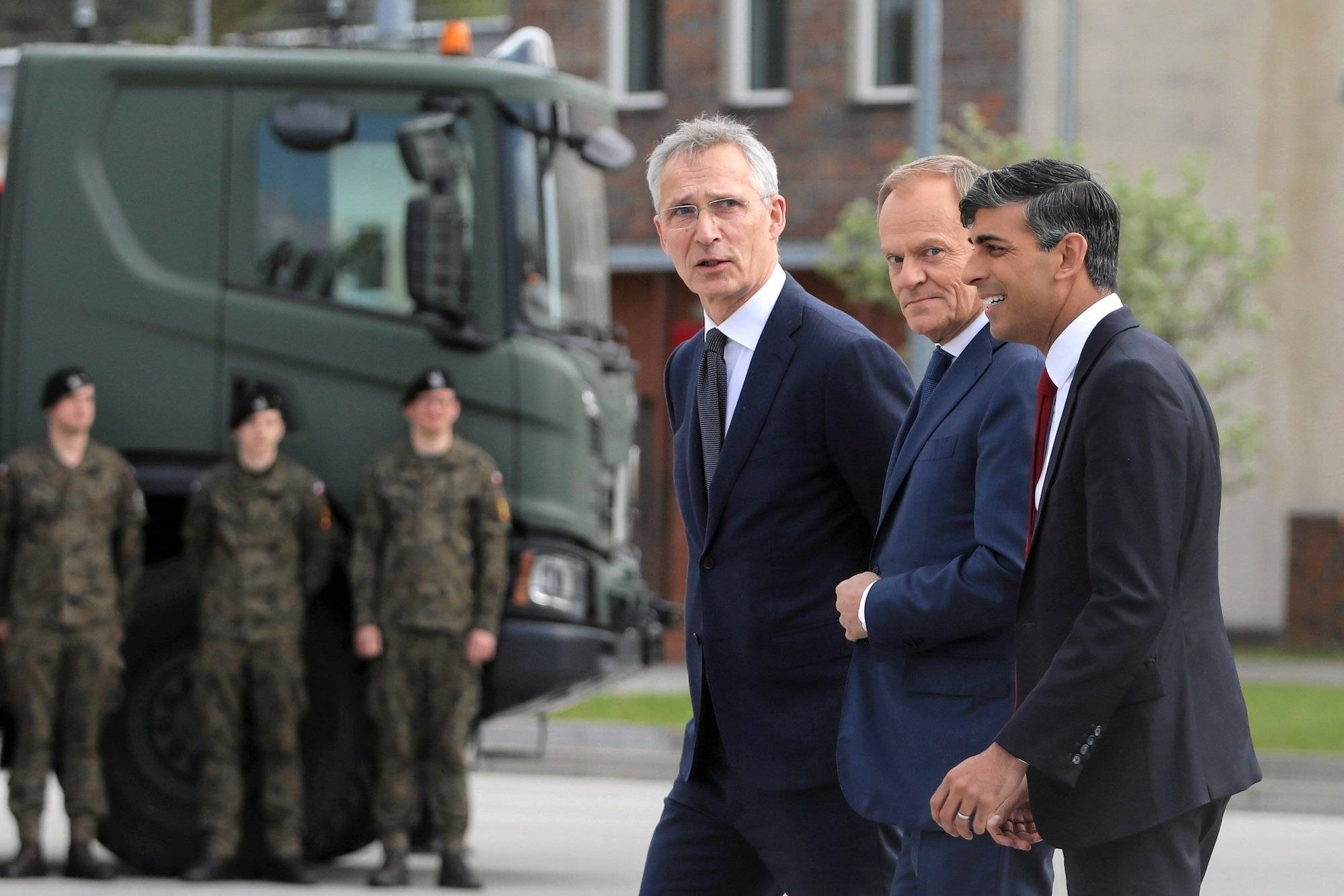 Jens Stoltenberg, Donald Tusk i Rishi Sunak podczas spotkania przywódców NATO