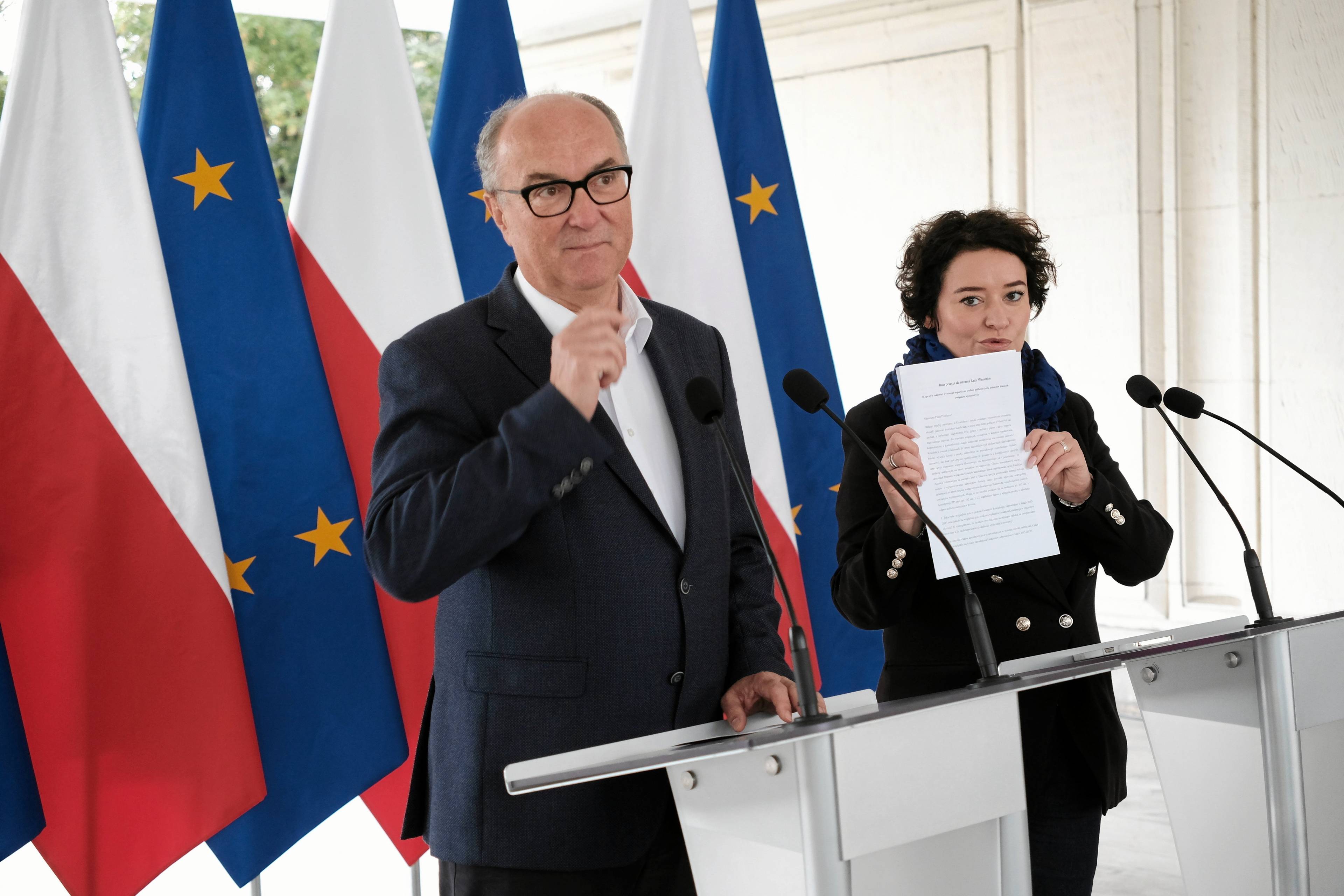 Włodzimierz Czarzasty i Anna Maria Żukowska na tle polskich i europejskich flag