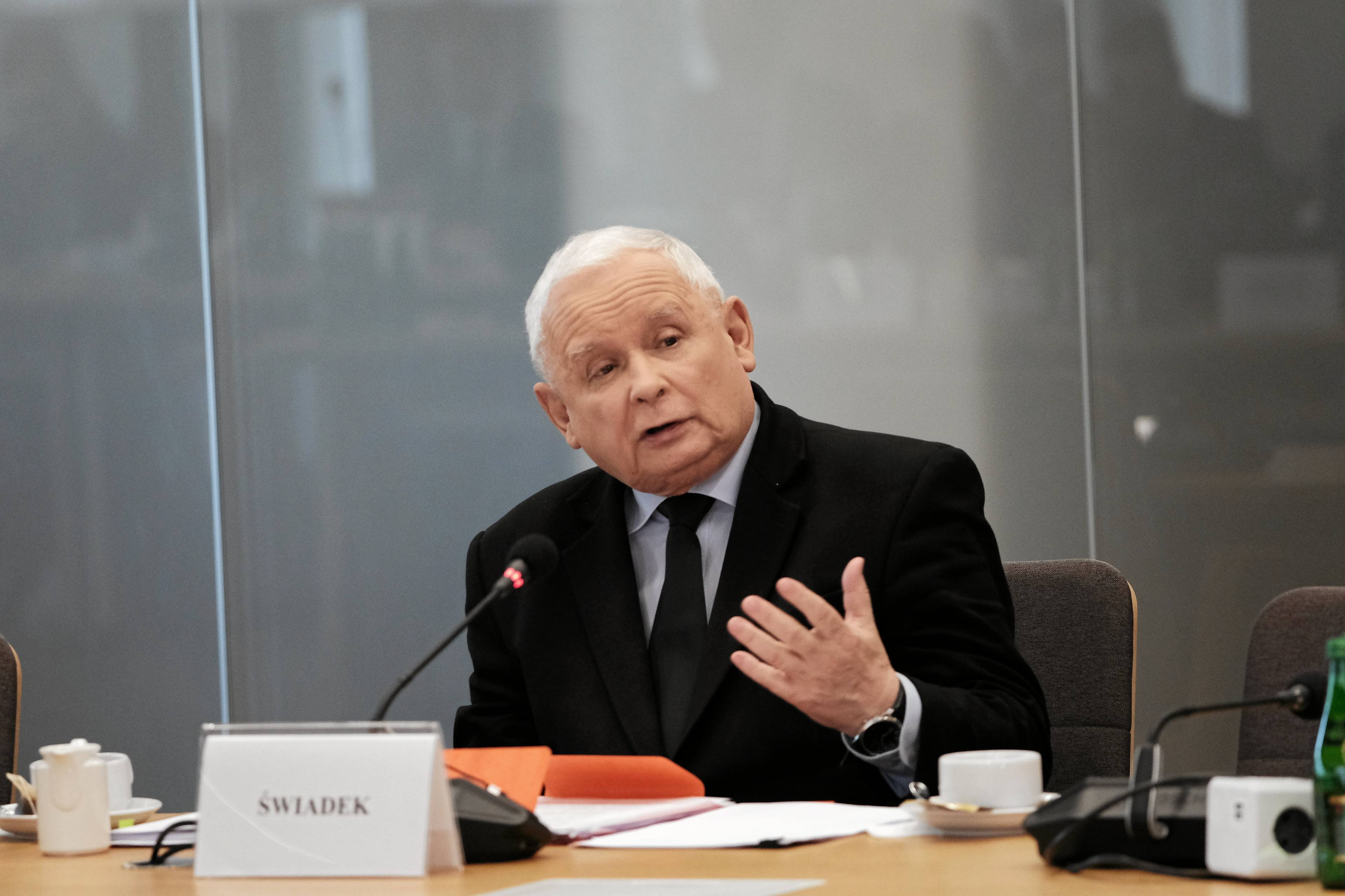 Kaczyński gestykuluje zeznając przed komisją