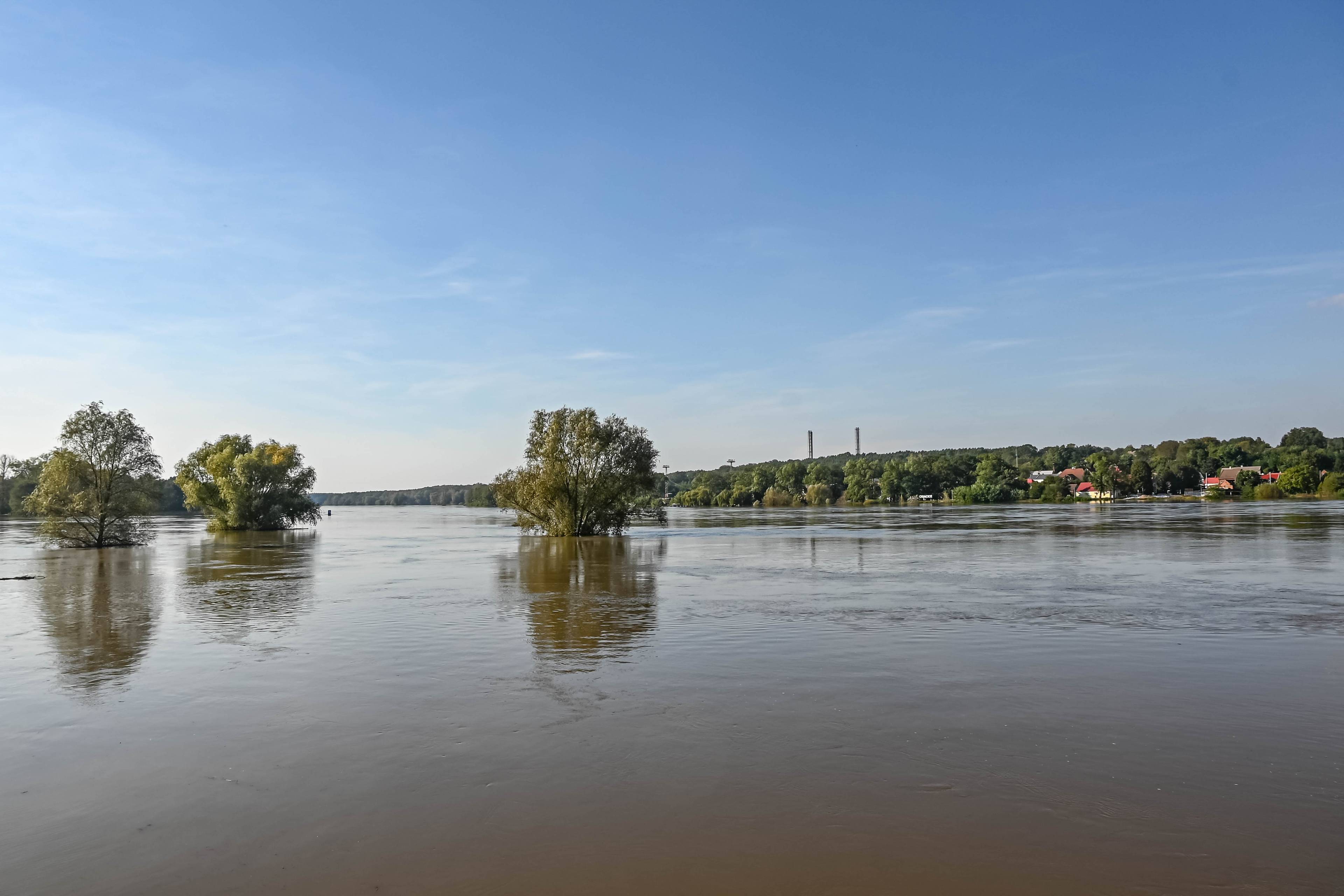 rozlana na łąki rzeka