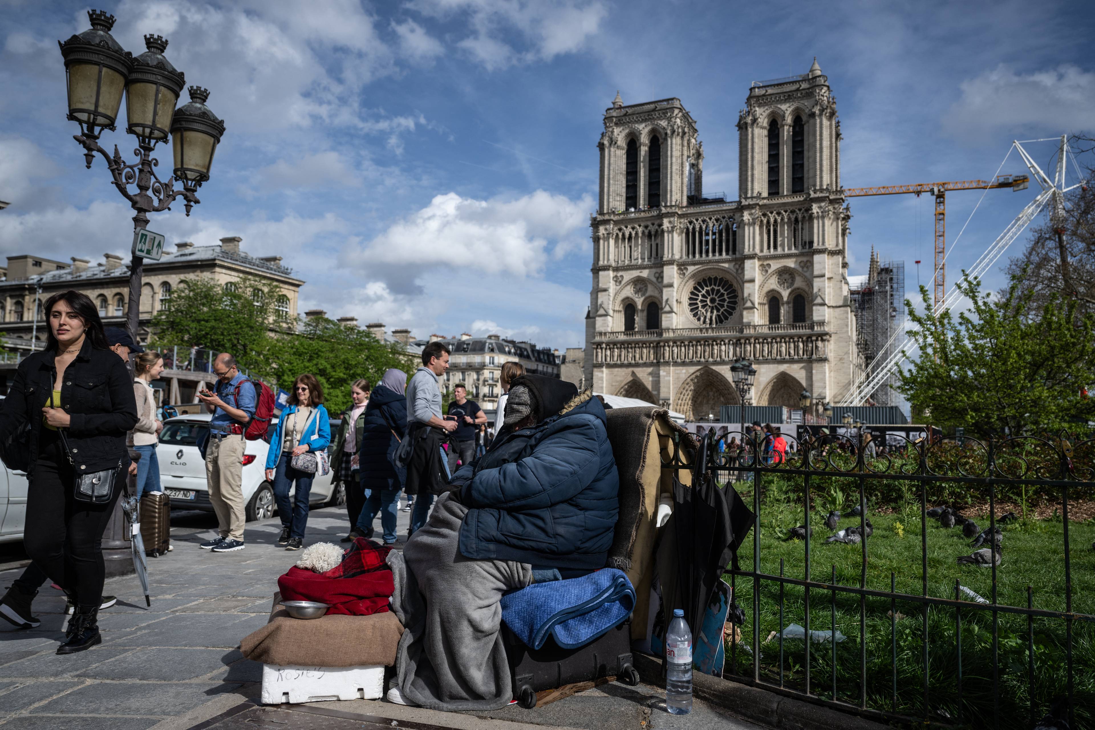 osoby w kyzysie bezdomności przed katedrą Notre-Dame w Paryż