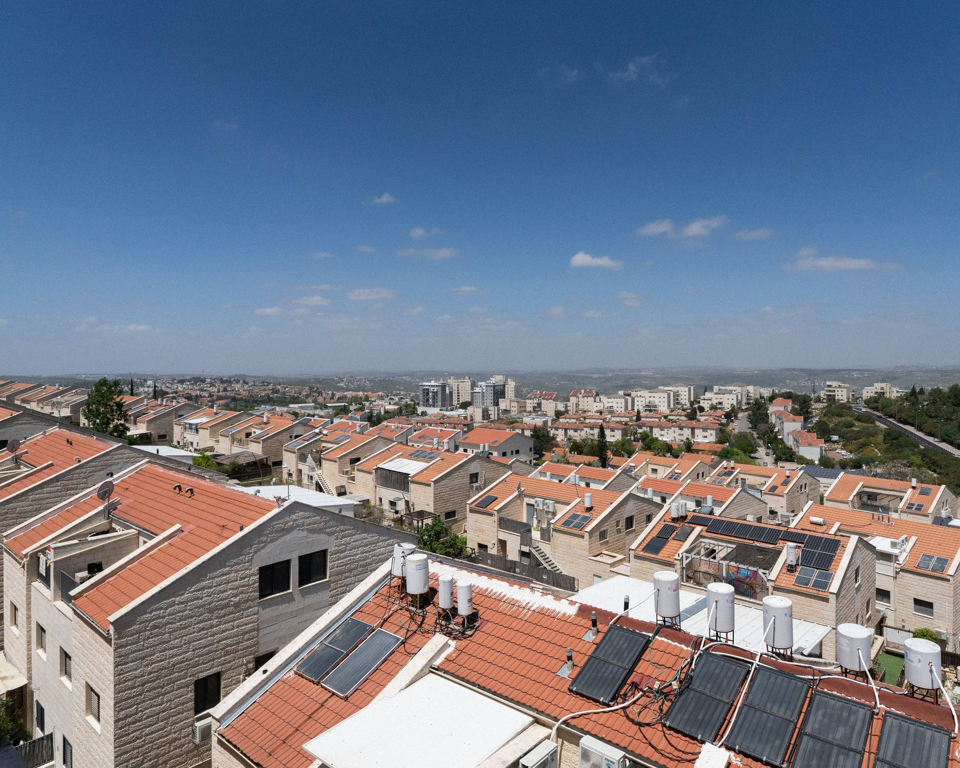 Widok na miasto i dachy budynków mieszkalnych