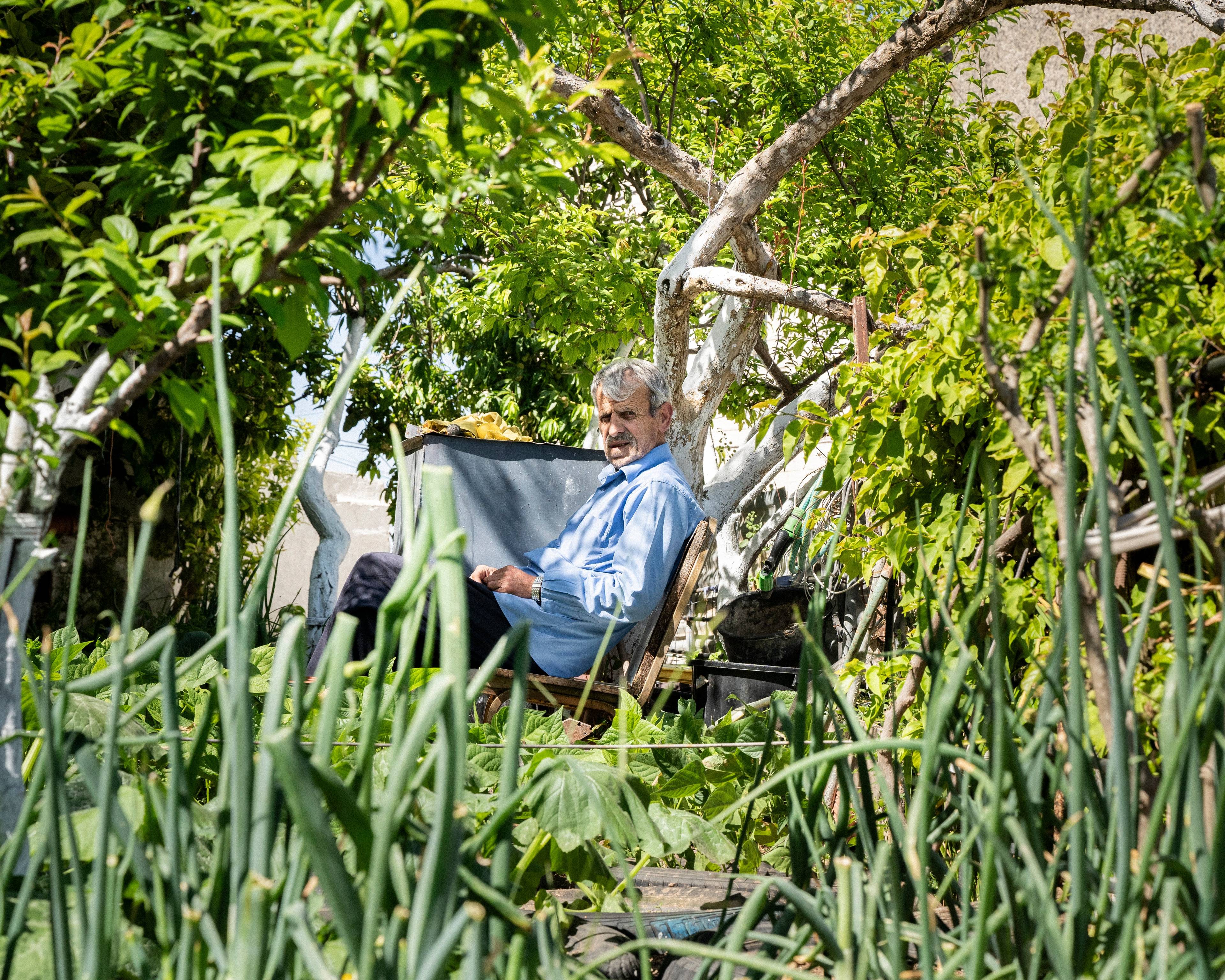 Starszy mężczyzna odpoczywa w przydomowym ogródku