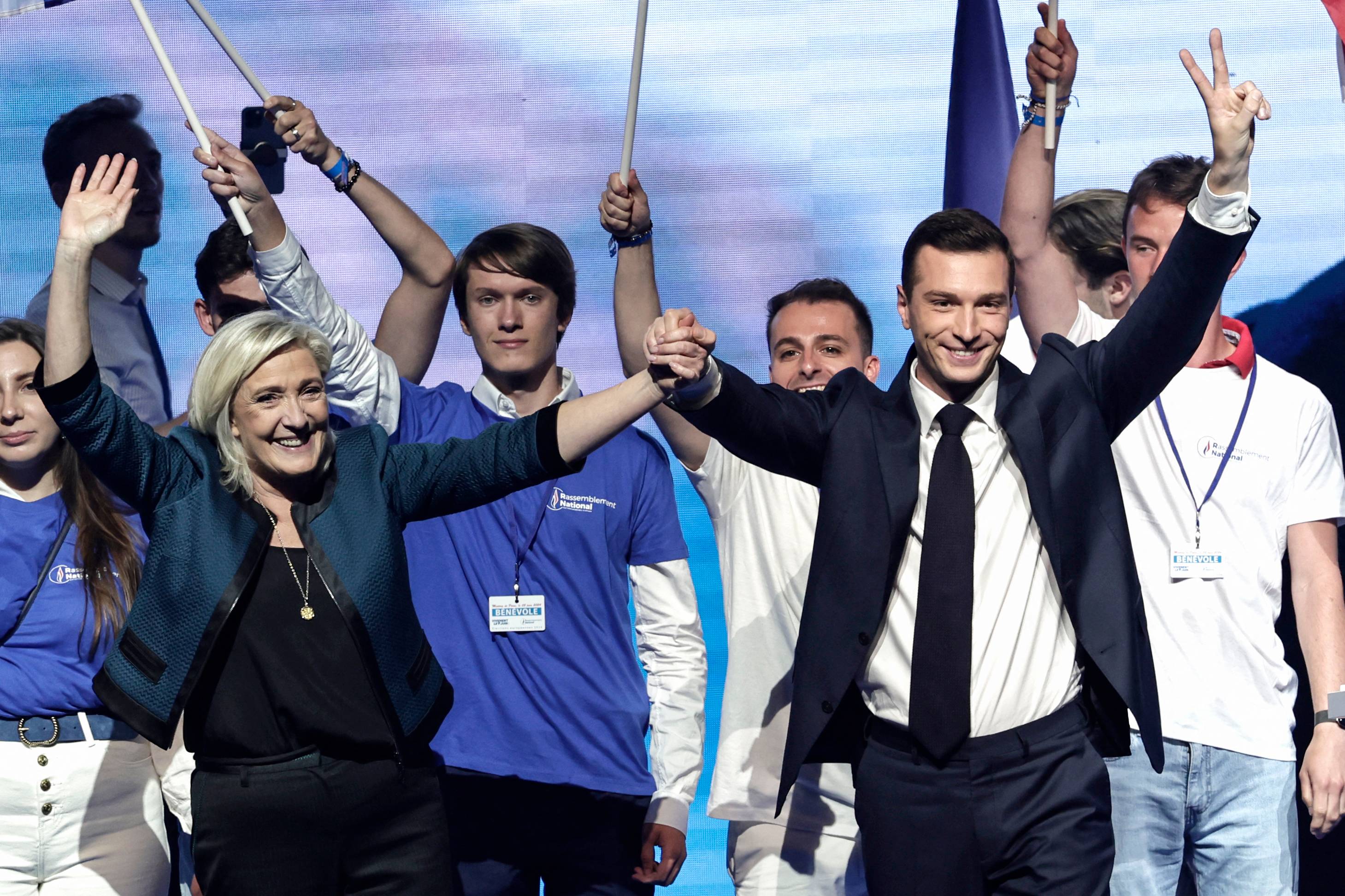 Marine Le Pen i Jordan Bardella na scenie podczas wiecu wyborczego