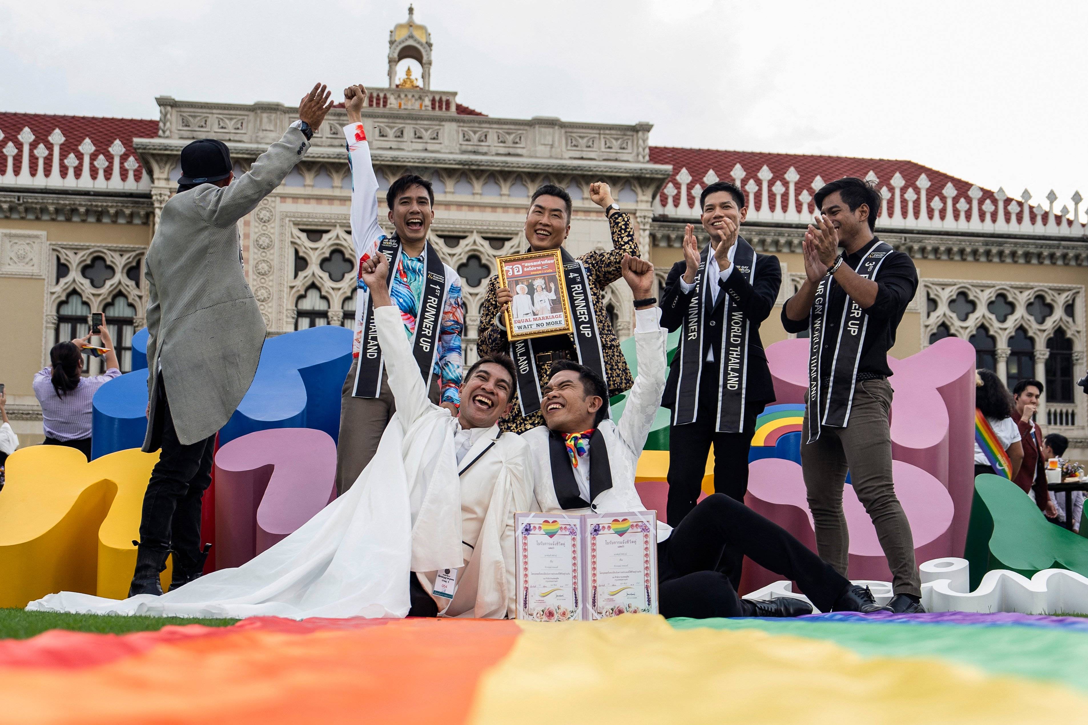 Społeczność LGBT w Bangkoku świętuje przyjęcie przez senat ustawy legalizującej małżeństwa jednopłciowe