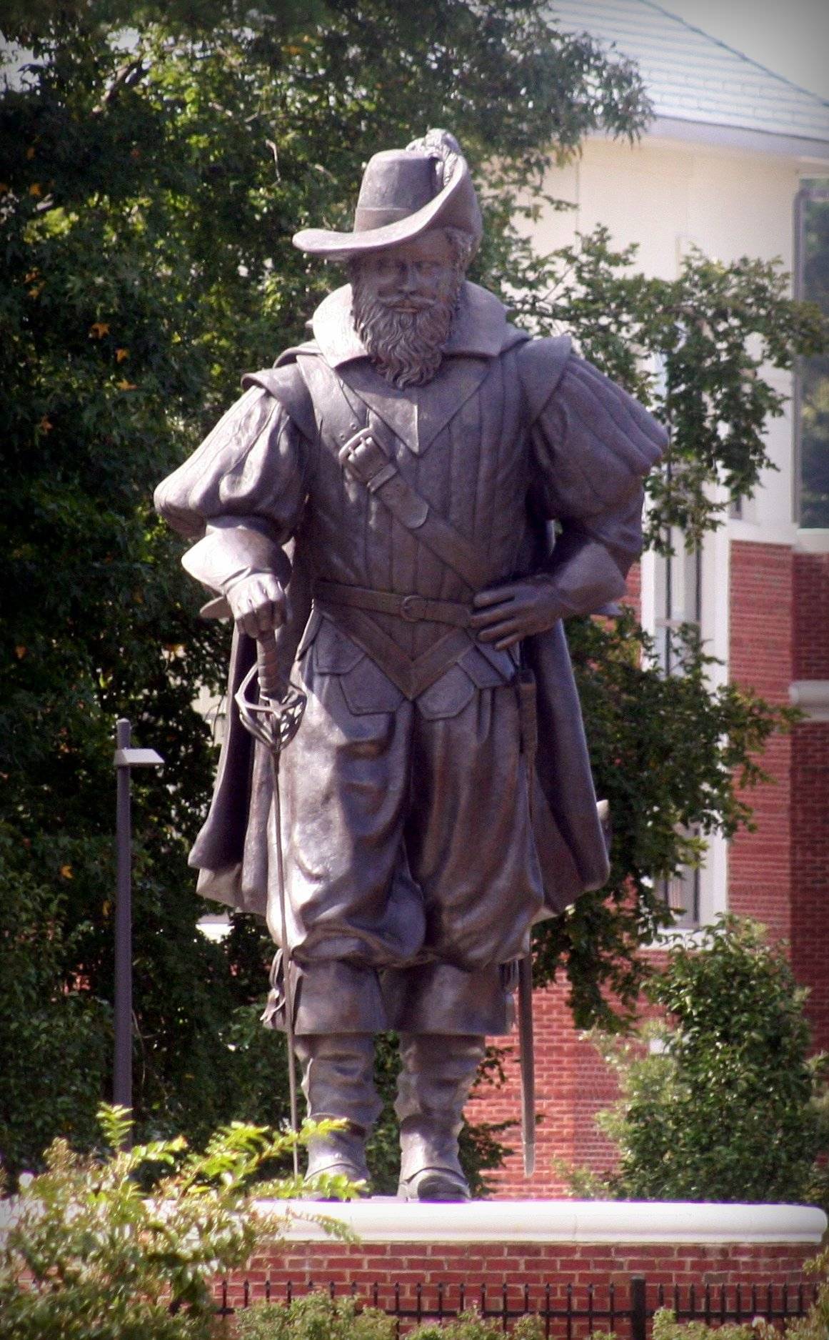 Pomnik mężczyzny w stroju z XVII wieku z szbalą u boku i wielkim kapeluszu