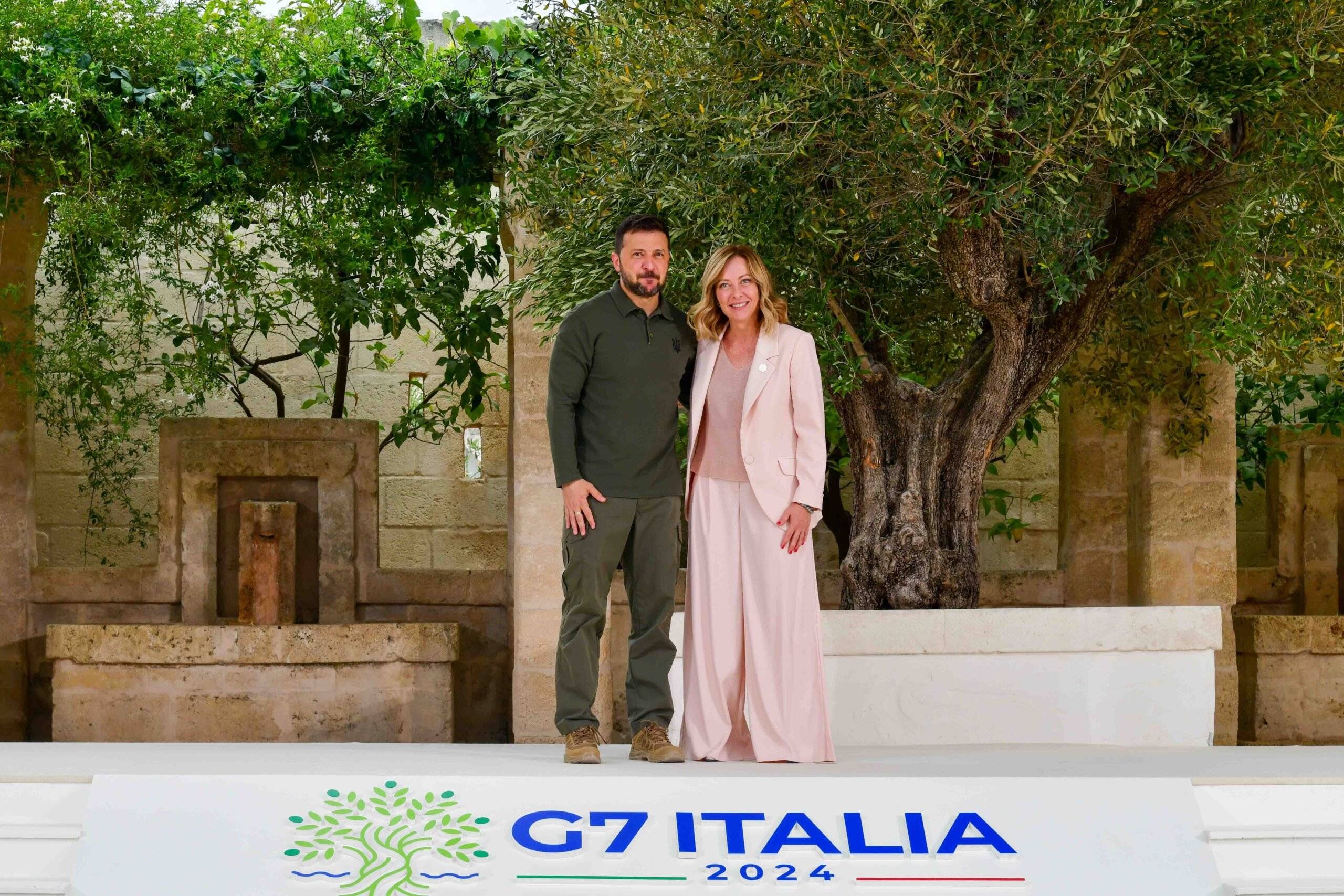 Prezydent Ukrainy Wołodymyr Zełenski oraz premierka Włoch Giorgia Meloni tuż przed rozpoczęciem szczytu G7 we Włoszech