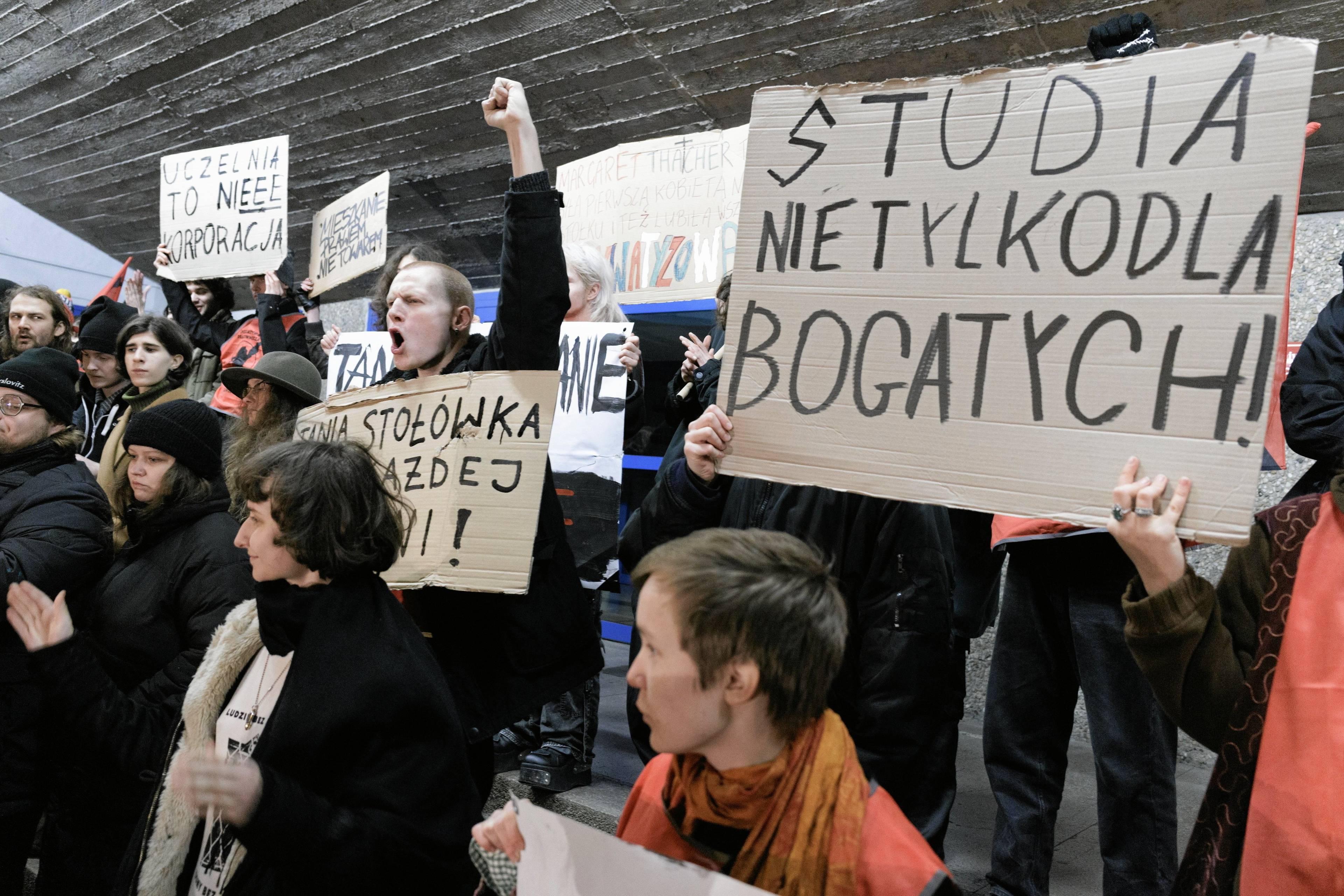 studenci protestujący w Poznaniu. transparent "Studia nie tylko dla bogatych"