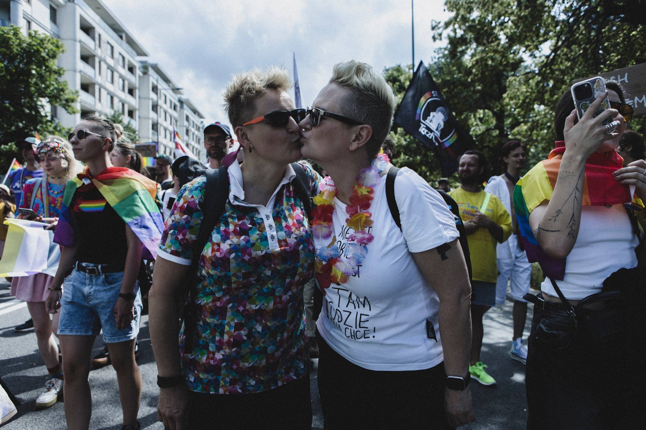 Na zdjęciu uczestniczki Parady Równości: dwie całujące się kobiety