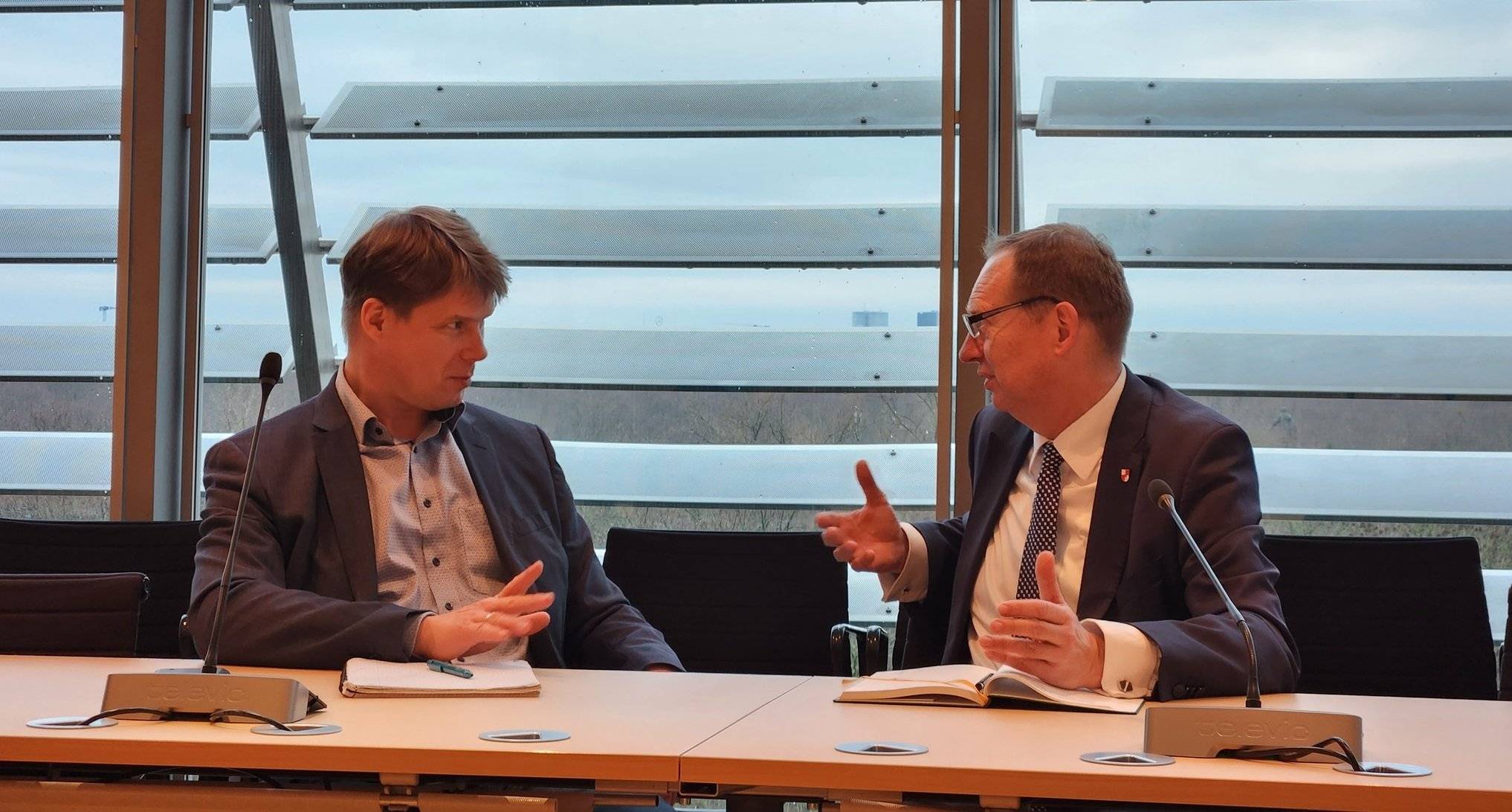 Poseł Roman Fritz (z prawej) podczas rozmowy z posłem AfD Steffenem Kotré, wizyta w Bundestagu. Fot. FB/Roman Fritz
