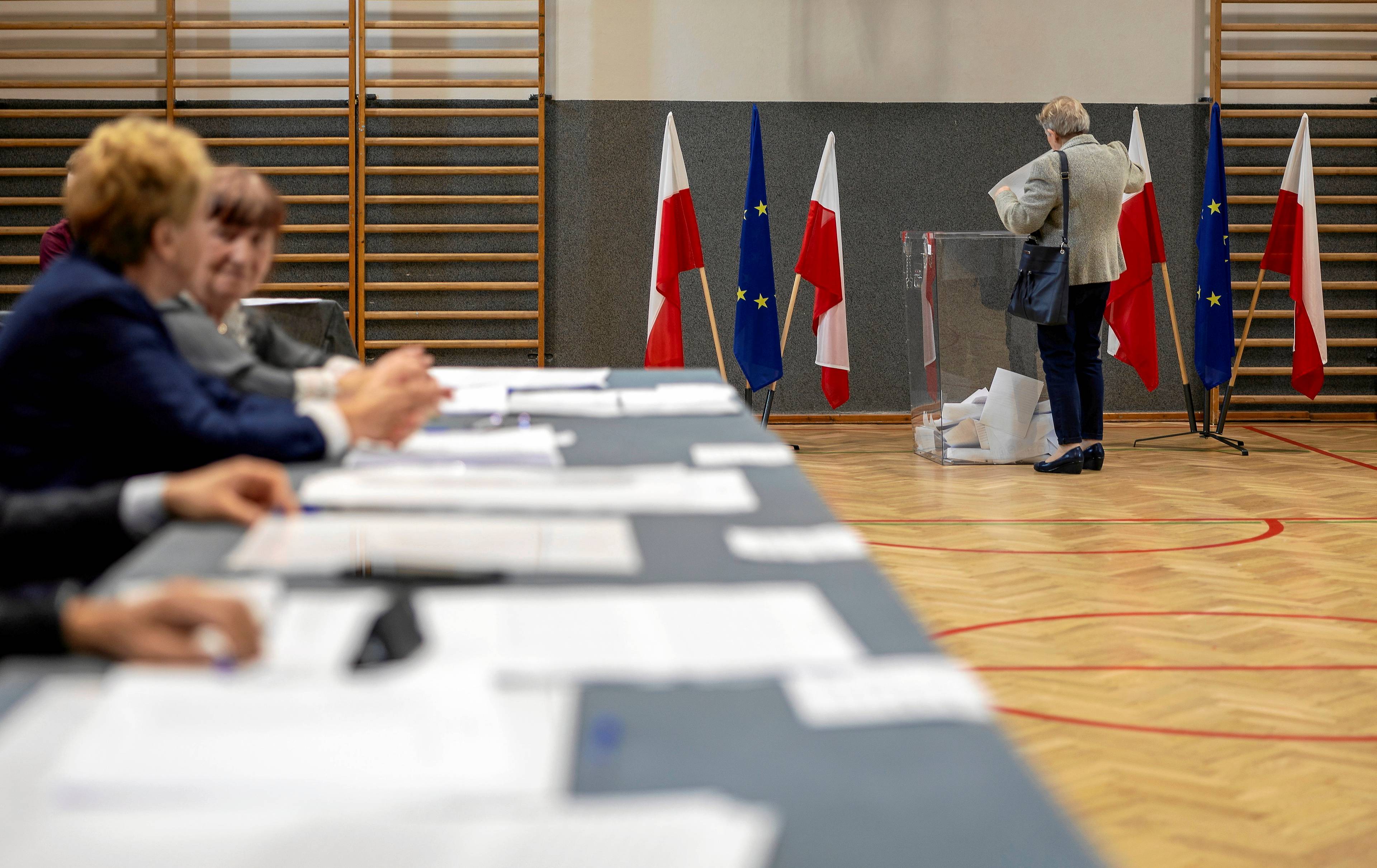 komisja wyborcza, w tle europejska i polska flaga