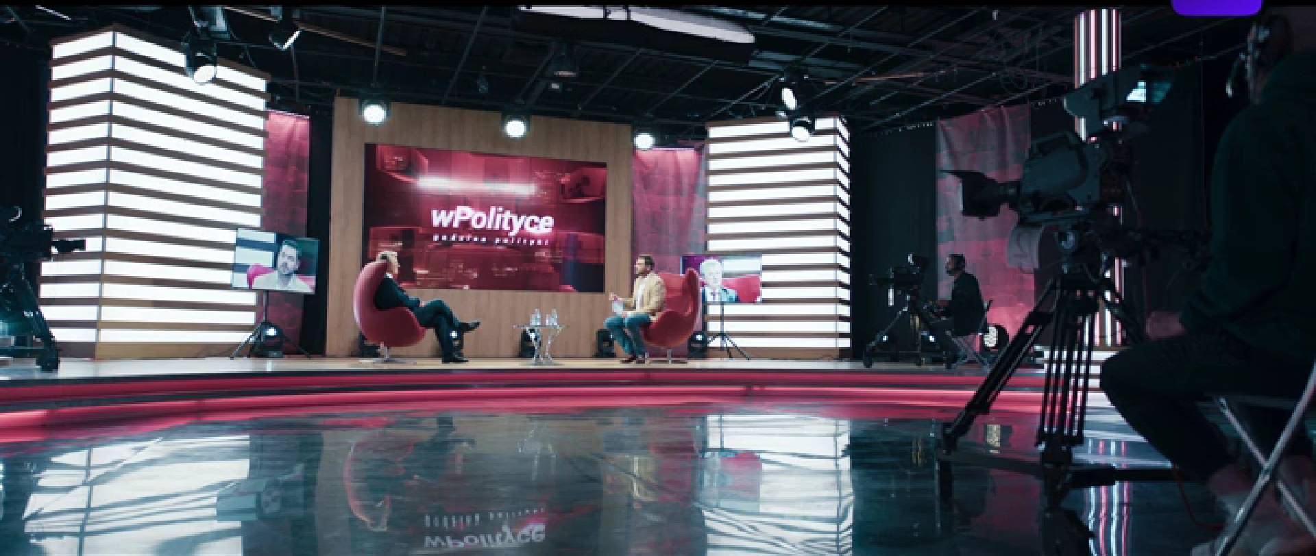 Studio telewizyjne z napisem "wPolityce", rozmawiają dwaj mężczyźni