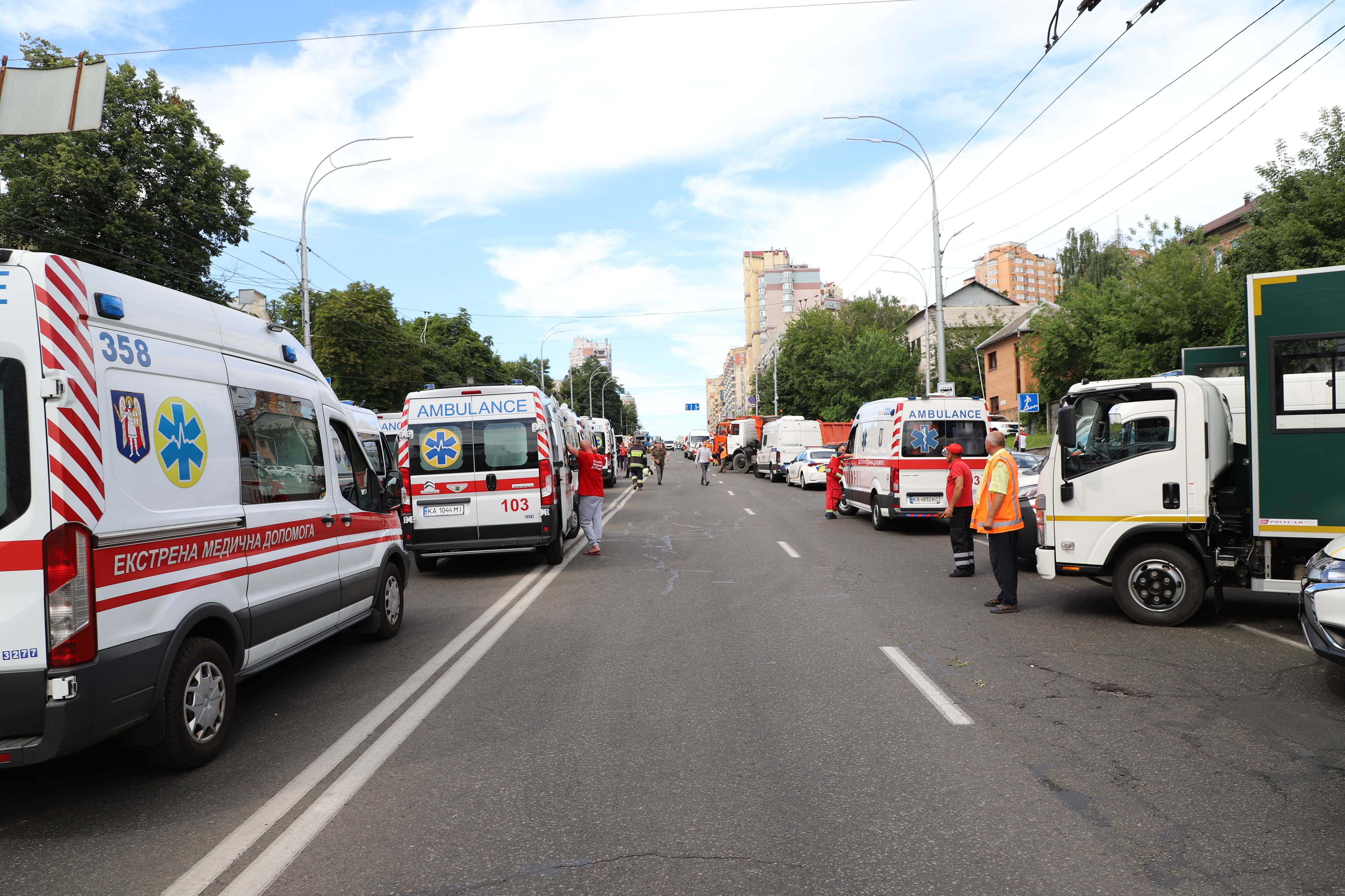 rząd karetek po obu stronach drogi