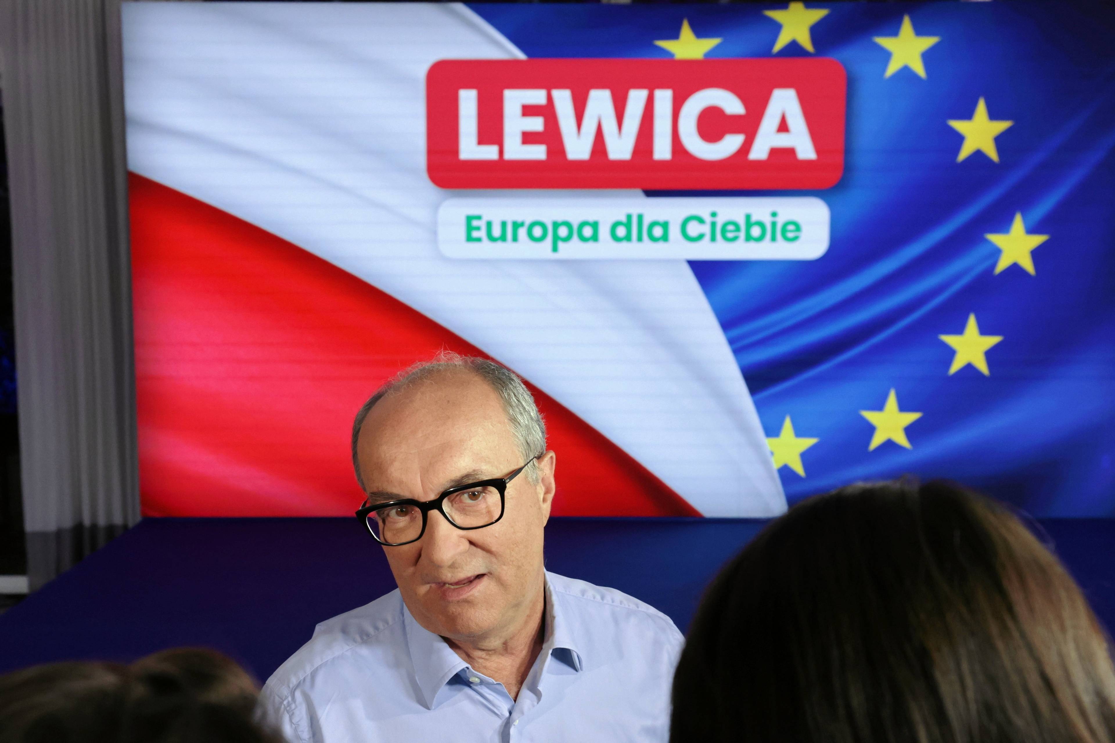 Włodzimierz Czarzasty na tle napisu Lewica