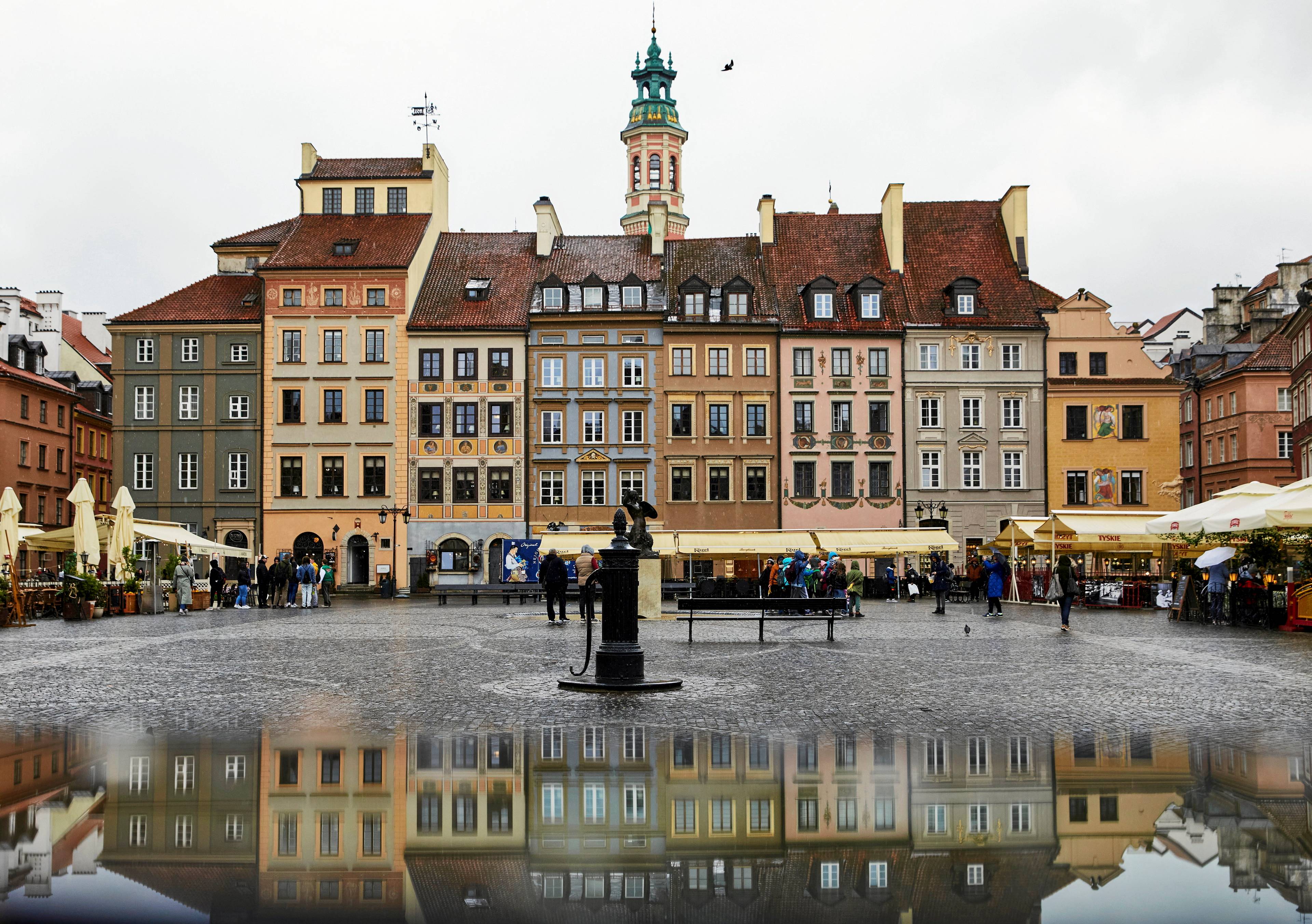 17.04.2024 Warszawa , Starowka , Rynek Starego Miasta , kamienice .
Fot. Mateusz Skwarczek / Agencja Wyborcza.pl