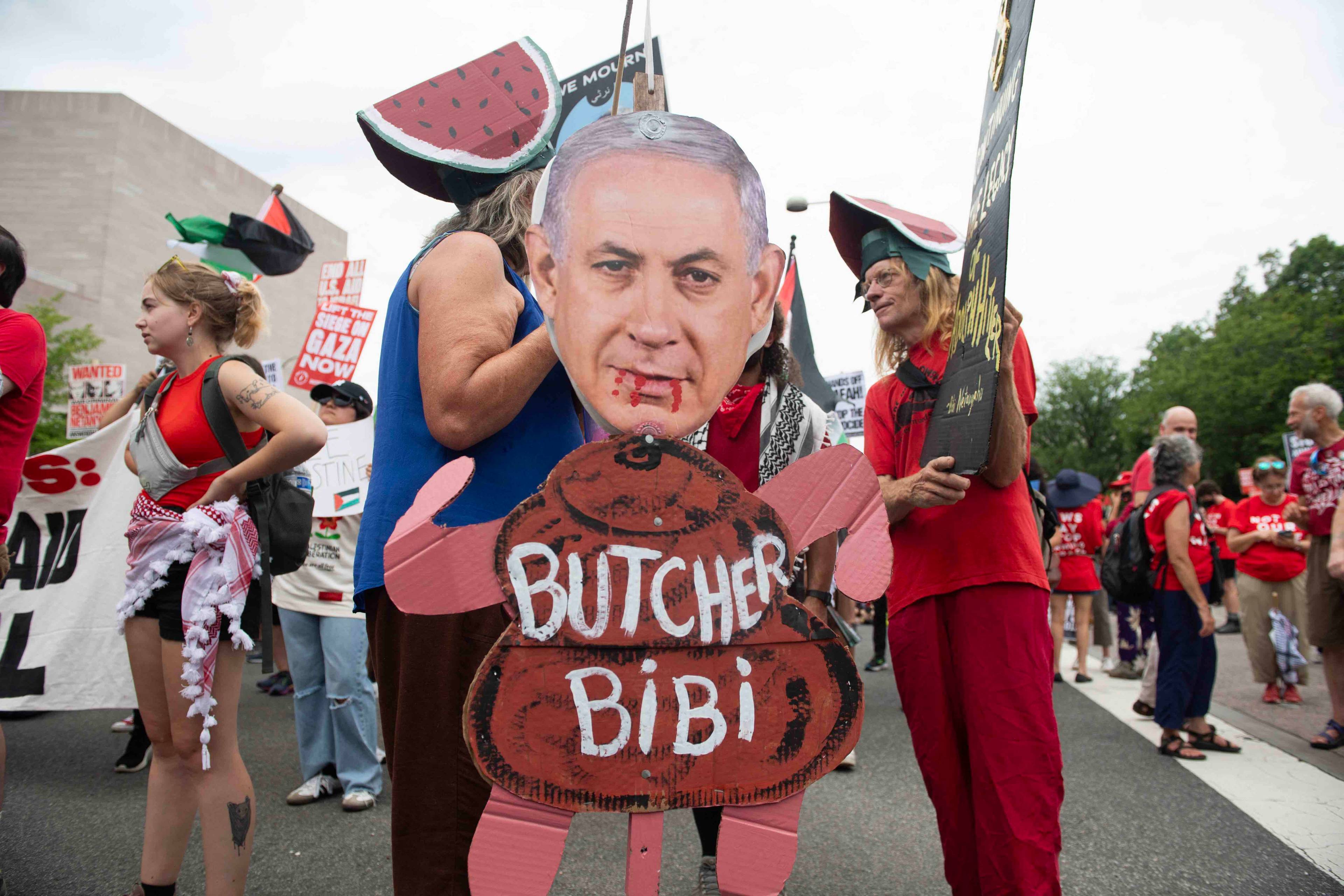 Demonstracja przeciwko wizycie Binjamina Netanjamu w USA. na zdjęciu kukła przedstawiająca polityka z napisem Butcher Bibi (Rzeźnik Bibi)