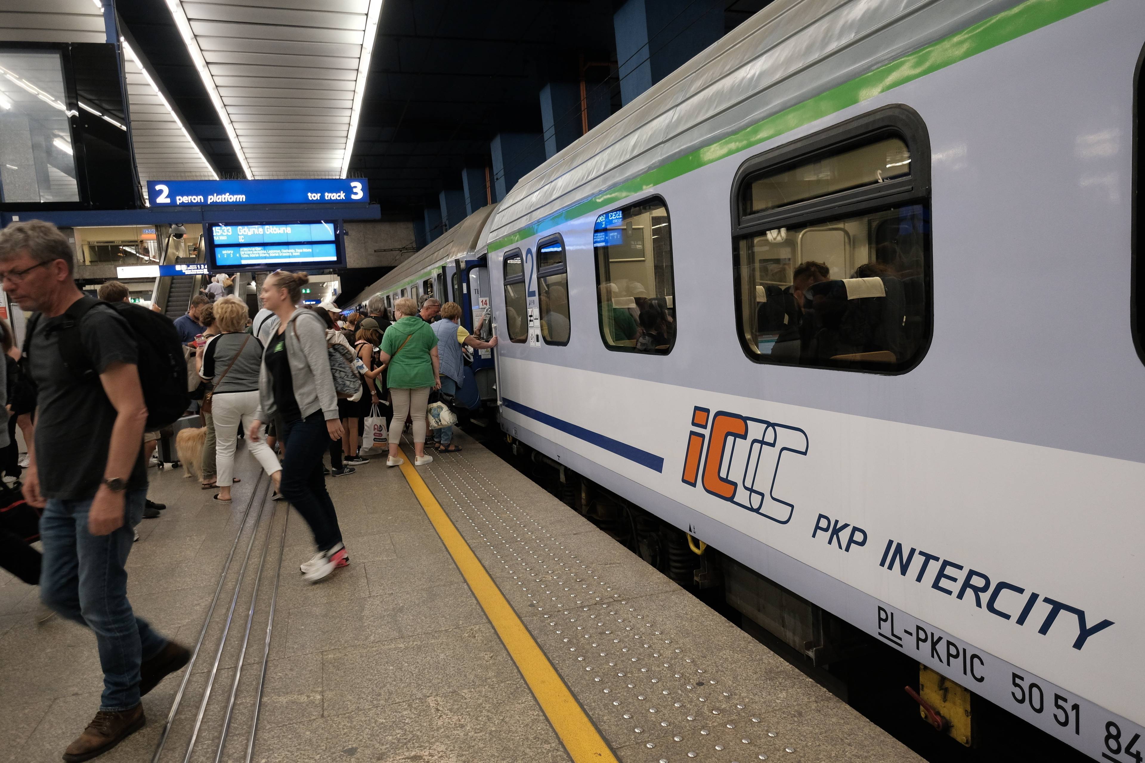 pociąg pkp intercity na stacji warszawa centralna