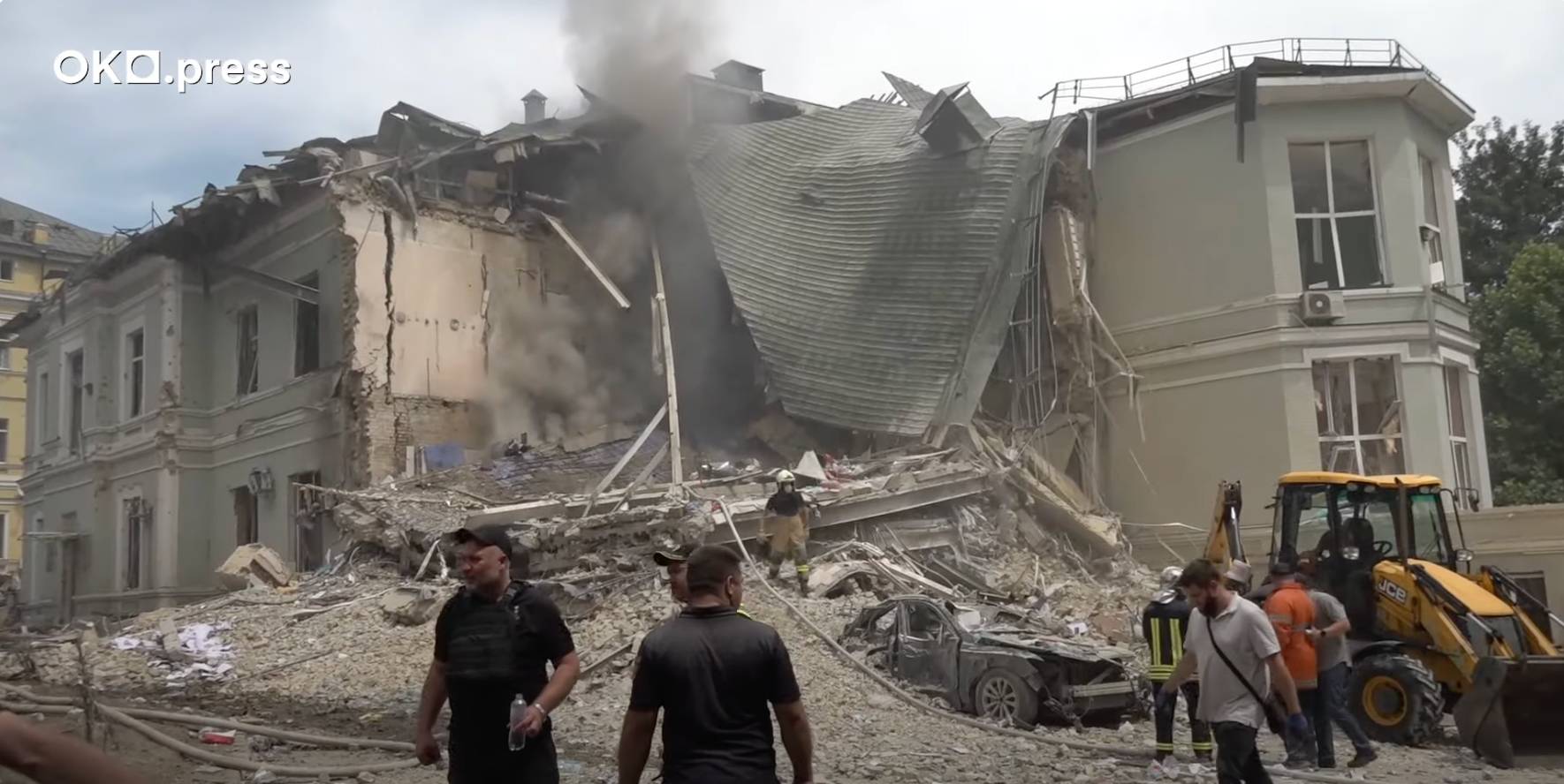 ratownicy przy zbombardowanym budynku