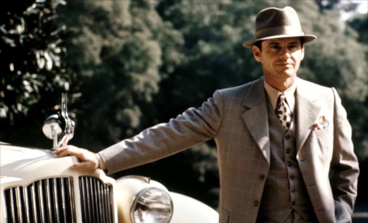 Mężczyzna w borsalino (Jack Nicholson) przy samochodzie z lat 30. Kadr z filmu Chinatown