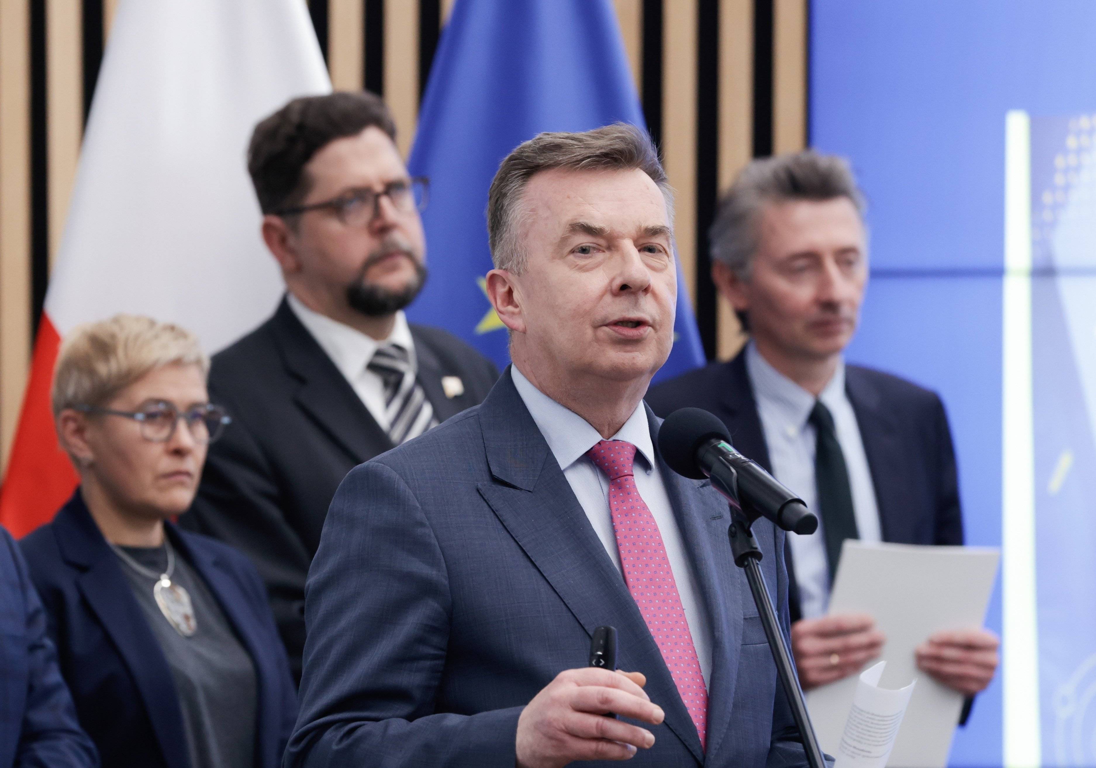 Dariusz Wieczorek na konferencji prasowej. W tle wiceministrowie