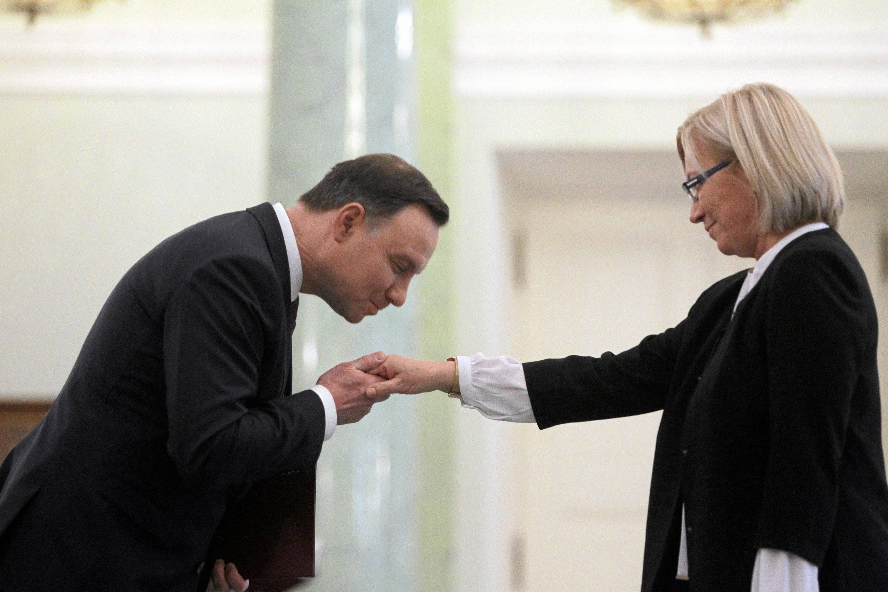 Andrzej Duda całuje Julię Przyłębską w rękę