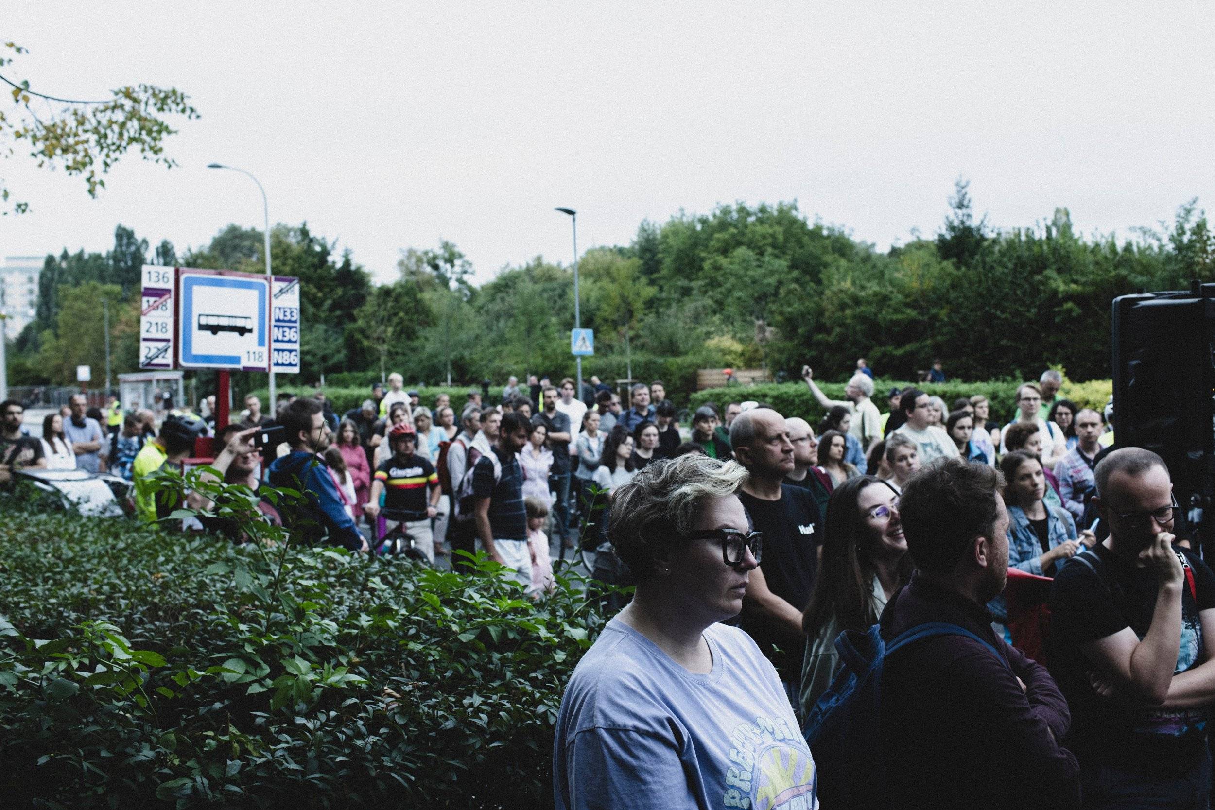 Warszawa 20.08.2024 r. Ulice dla ludzi! Marsz po tragedii na Woronicza. Zgromadzenie przeciwko bezkarności piratów drogowych, po wtorkowej tragedii przy ul. Woronicza w Warszawie, gdzie dwie osoby straciły życie na przejściu dla pieszych. W zgromadzeniu wzięło udział około 200 osób. Rozpoczęto minutą ciszy dla ofiar tragedii. Po przemówieniach organizatorzy zaprosili zgromadzonych na blokadę przejścia dla pieszych, polegającą na maszerowaniu w jedną i drugą stronę, tak aby zablokować ruch. Wzdłuż ulicy zostały zapalone znicze.