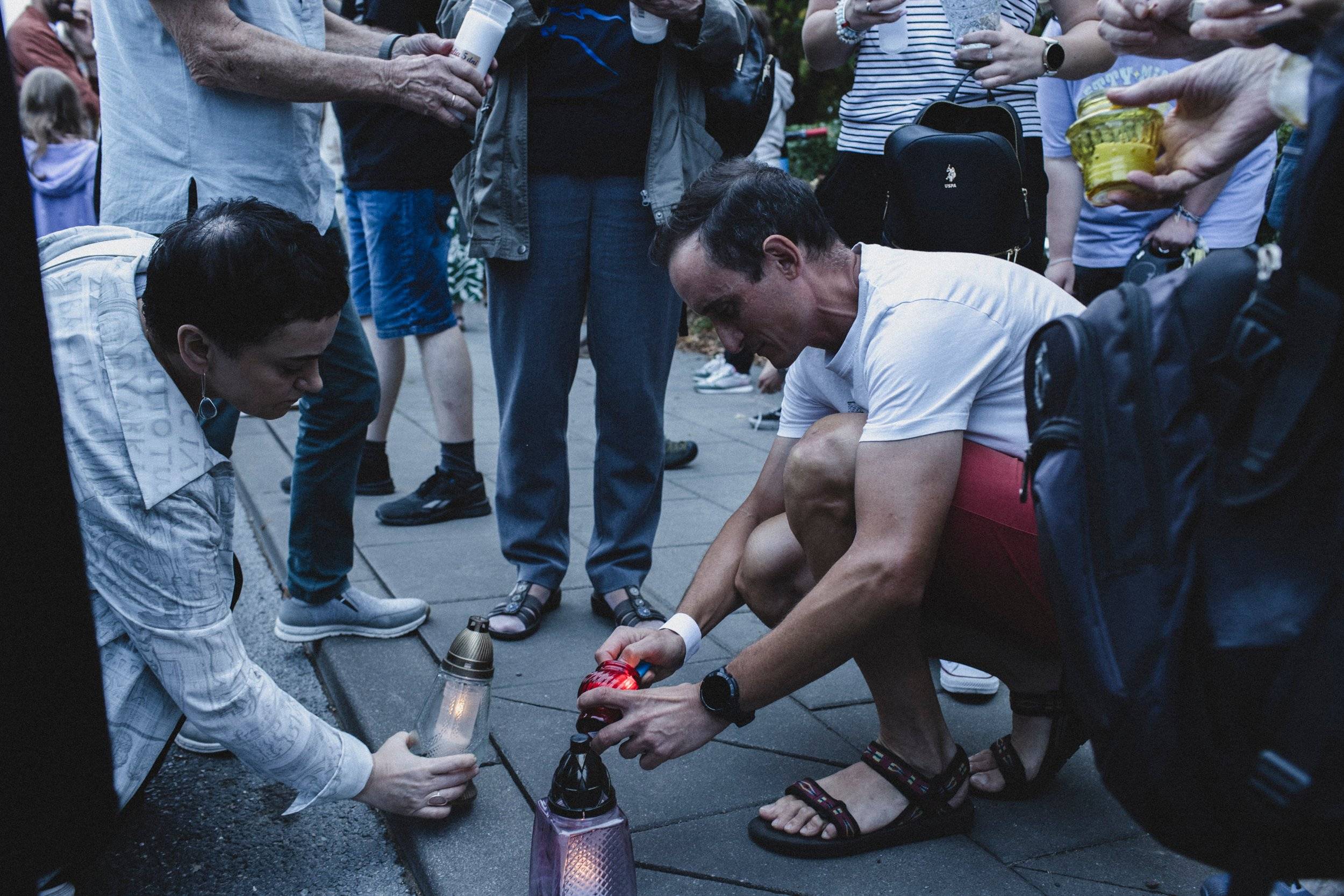 Warszawa 20.08.2024 r. Ulice dla ludzi! Marsz po tragedii na Woronicza. Zgromadzenie przeciwko bezkarności piratów drogowych, po wtorkowej tragedii przy ul. Woronicza w Warszawie, gdzie dwie osoby straciły życie na przejściu dla pieszych. W zgromadzeniu wzięło udział około 200 osób. Rozpoczęto minutą ciszy dla ofiar tragedii. Po przemówieniach organizatorzy zaprosili zgromadzonych na blokadę przejścia dla pieszych, polegającą na maszerowaniu w jedną i drugą stronę, tak aby zablokować ruch. Wzdłuż ulicy zostały zapalone znicze.