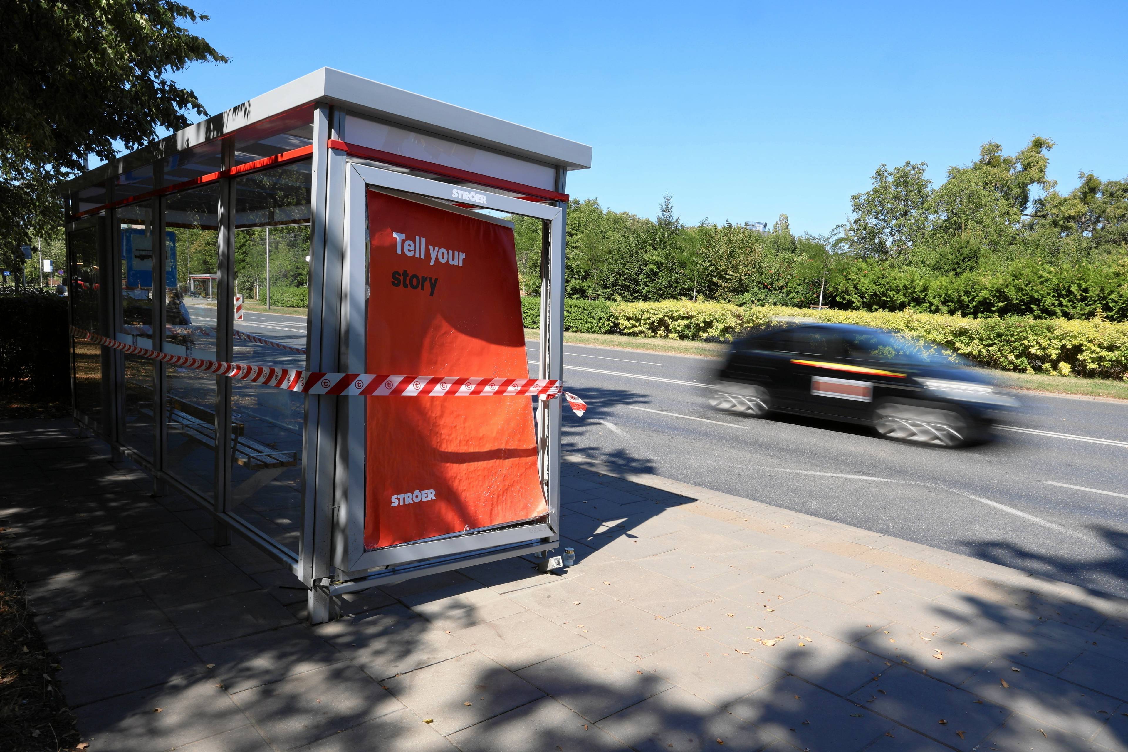 przystanek autobusowy przy ruchliwej ulicy Woronocza w Warszawie zniszczony w wypadku, w tle szybko przejeżdża samochód