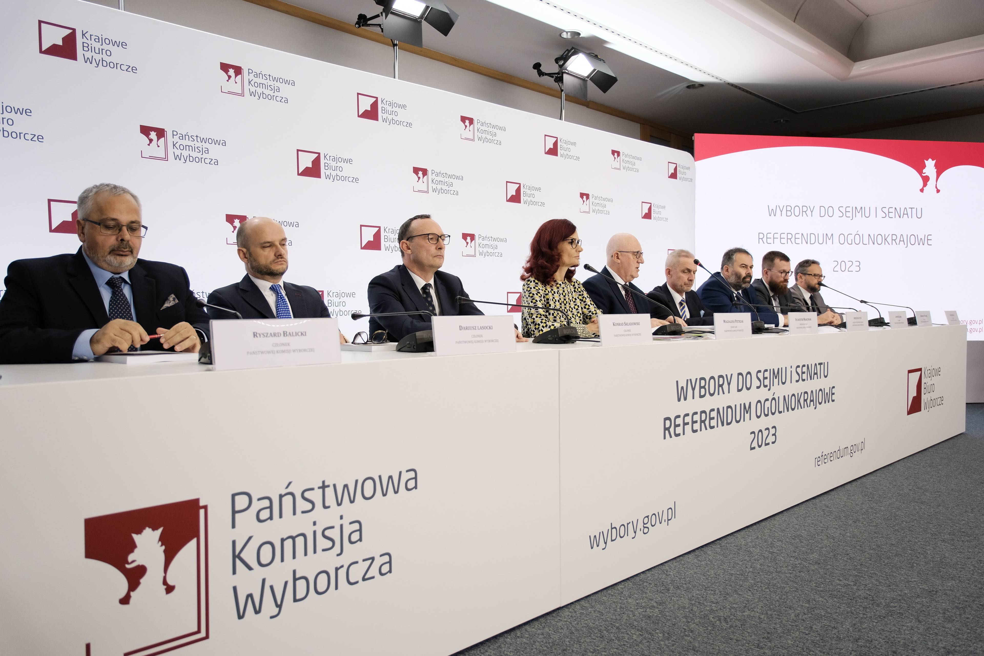 17.10.2023 Warszawa , ulica Wiejska . Panstwowa Komisja Wyborcza . Od lewej: Ryszard Balicki , Dariusz Lasocki , Konrad Skladowski , Magdalena Pietrzak , Sylwester Marciniak , Wojciech Sych , Liwiusz Laska , Arkadiusz Pikulik , Maciej Milosz podczas konferencji prasowej , na ktorej ogloszono wyniki wyborow parlamentarnych i referendum z 15.10.2023 .
Fot. Slawomir Kaminski / Agencja Wyborcza.pl