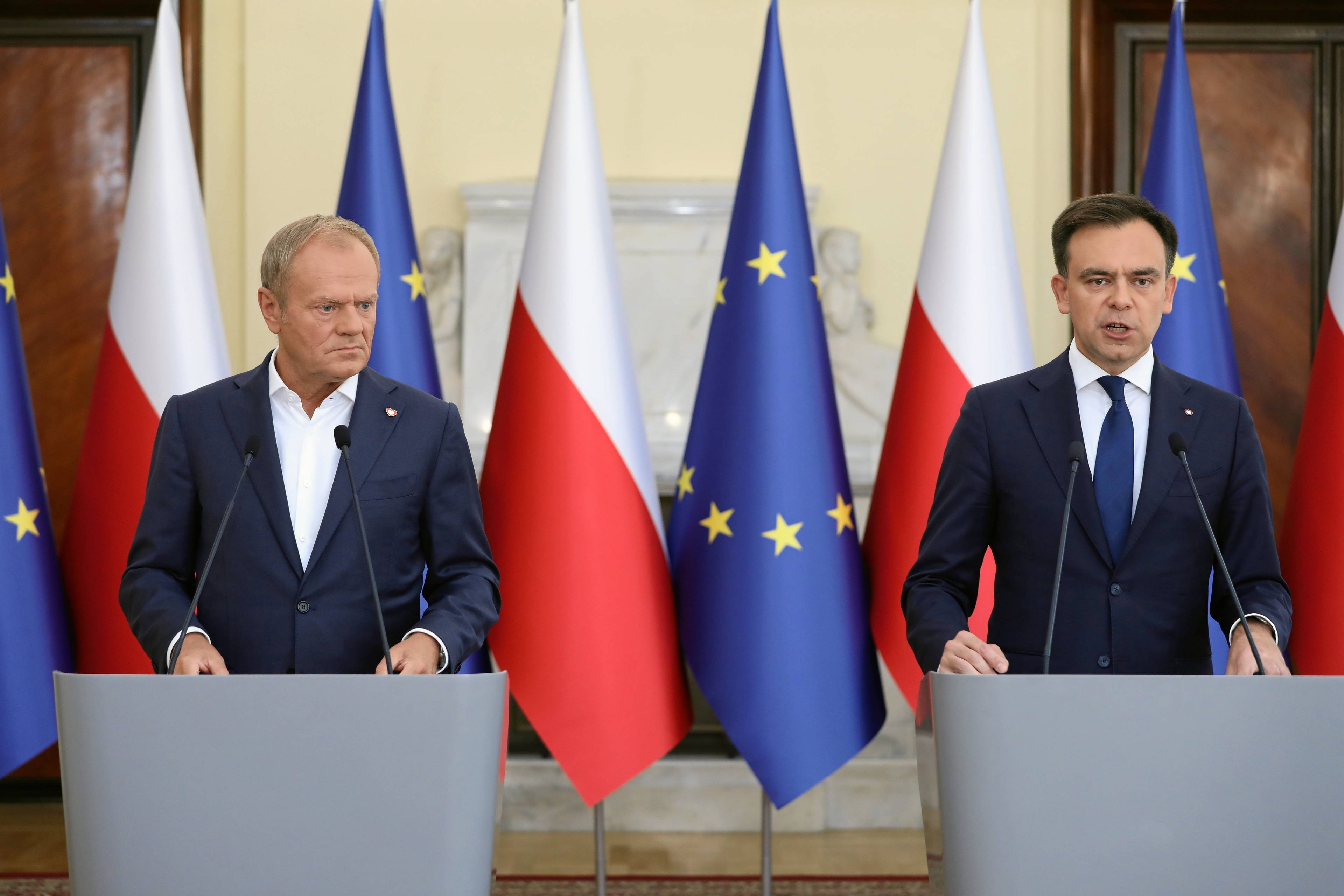 Premier Donald Tusk i minister Finansów Andrzej Domański podczas wspólnej konferencji prasowej