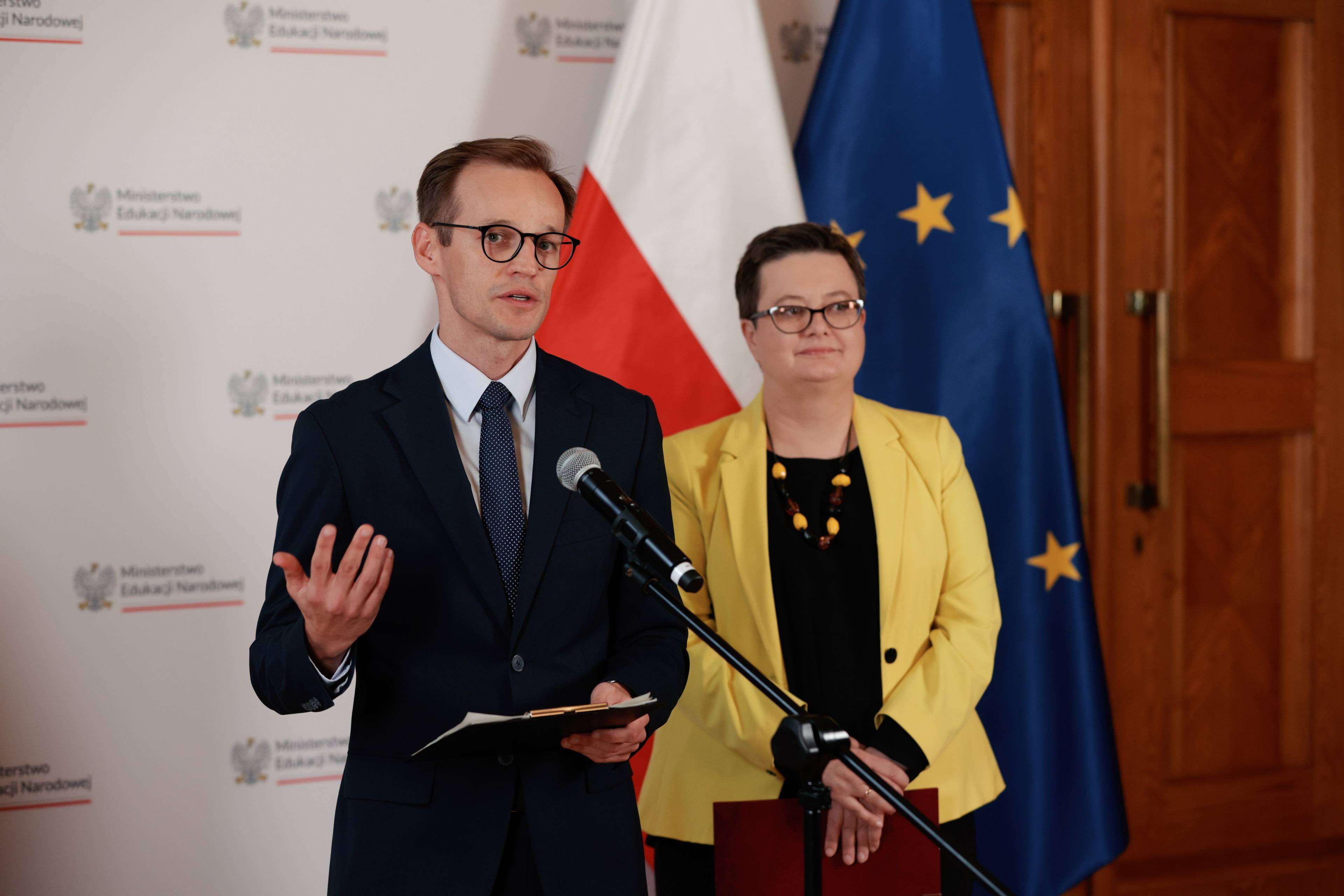 13.09.2024 Warszawa , aleja Szucha 25 . Koordynator zespolu ds. podstawy programowej edukacji obywatelskiej dr Jedrzej Witkowski (l) i wiceminister edukacji narodowej Katarzyna Lubnauer (p) podczas konferencji prasowej ws. projektu podstawy programowej przedmiotu Edukacja Obywatelska .
Fot. Dawid Zuchowicz / Agencja Wyborcza.pl