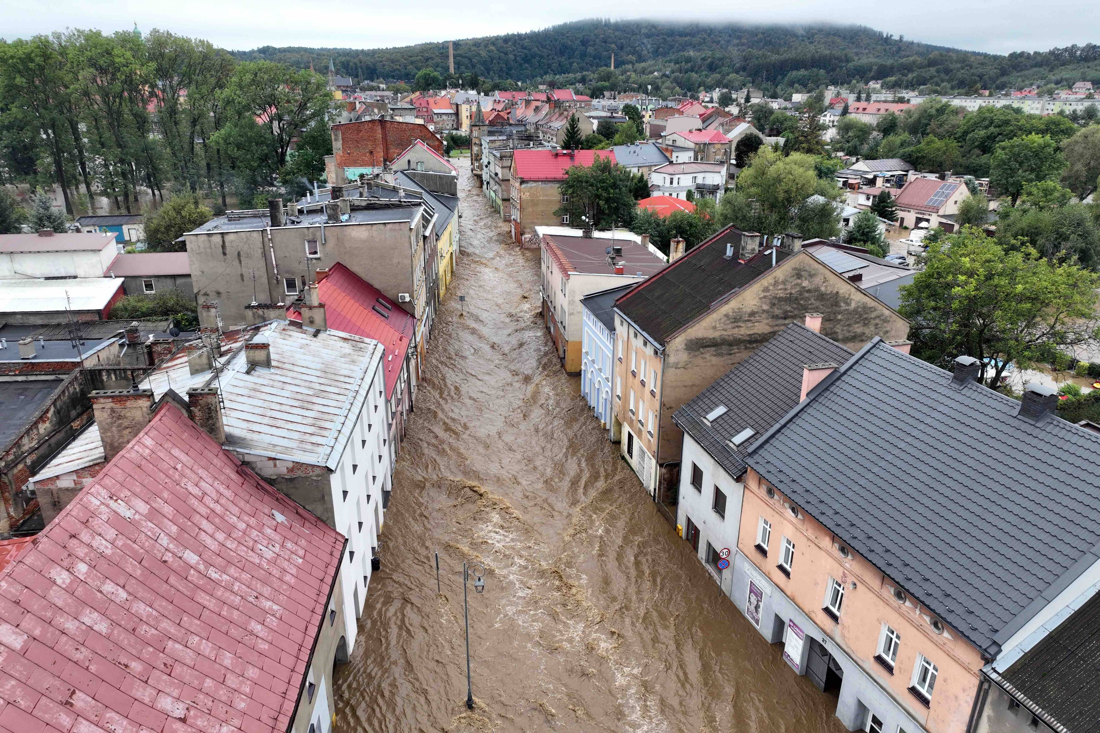 Ulica w miasteczku, zalana wodą, zdjęcie z drona