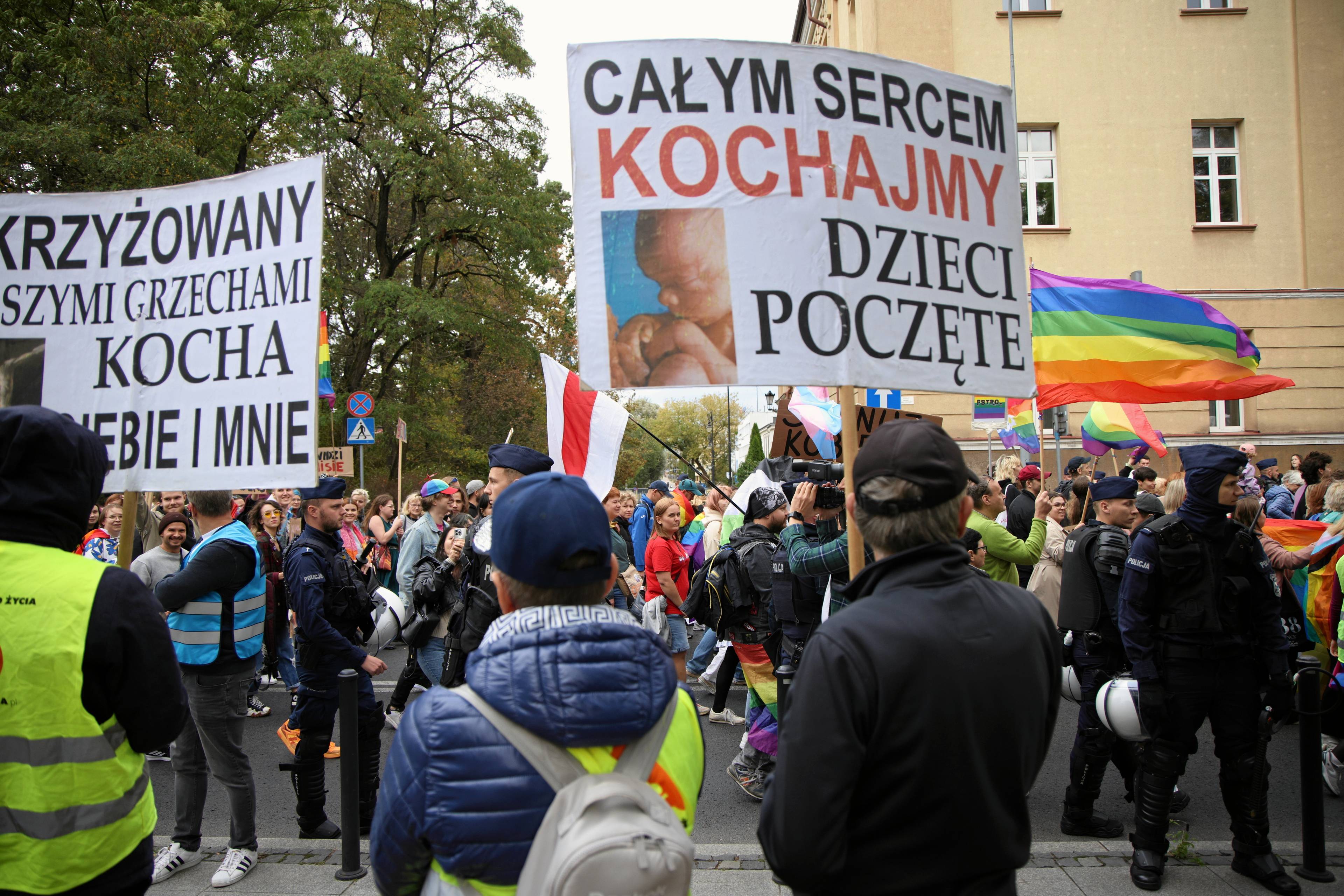 osoby z banerem "całym sercem kochajmy dzieci poczęte"