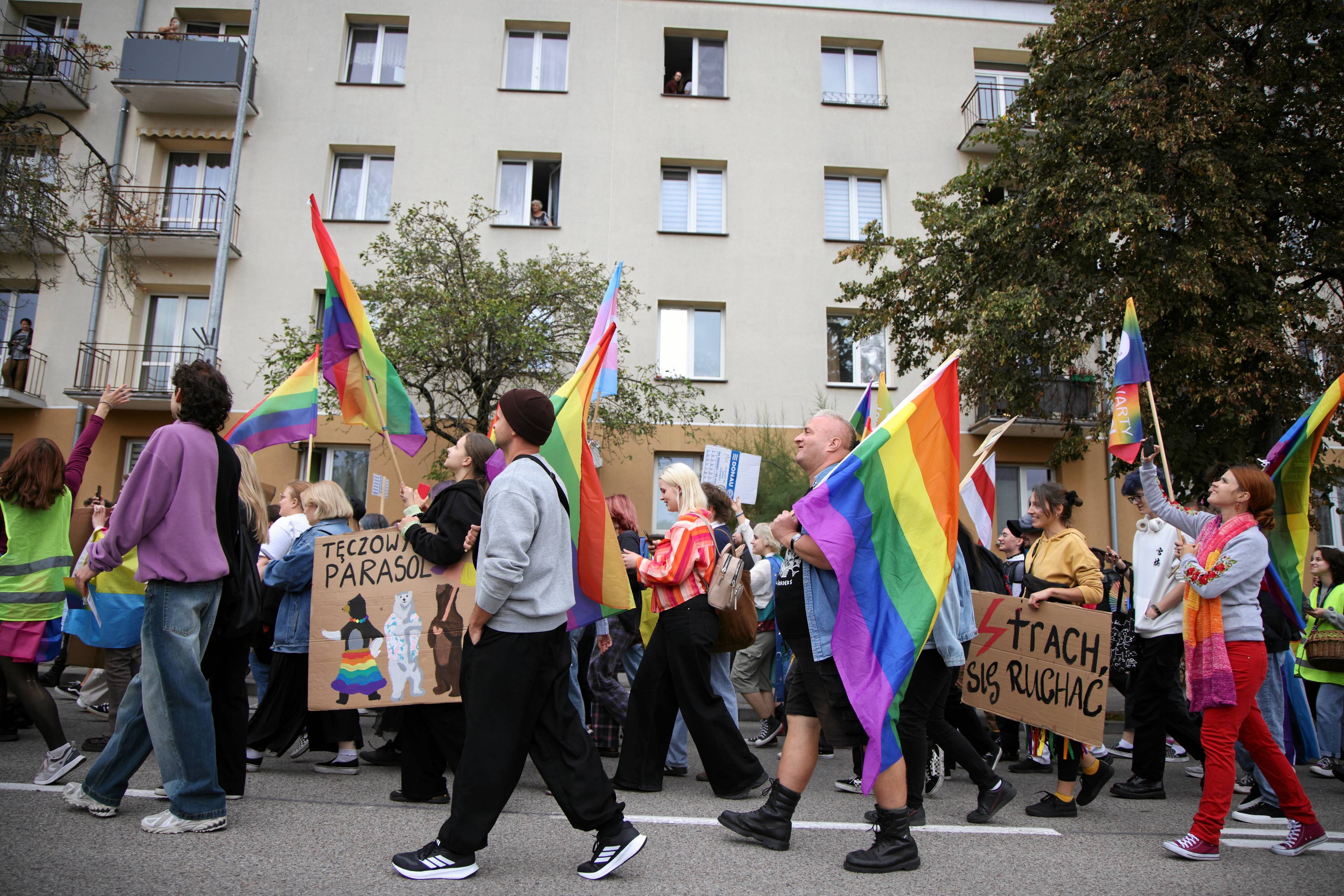 osoby z tęczowymi flagami