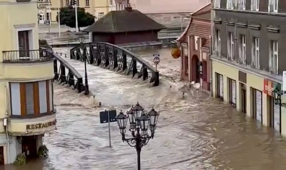 Ulice miasta zalane wodą. Kłodzko