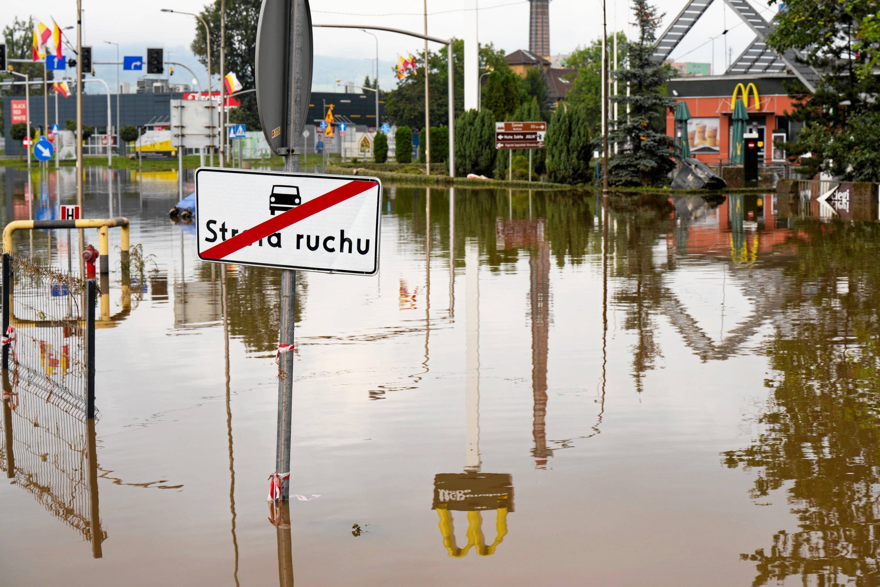 16.09.2024 Jelenia Gora. Znad tafli wody brunatnej wody wystaje znak "Zakaz ruchu". Miasto zalane przez wezbrane wody rzeki Bóbr.