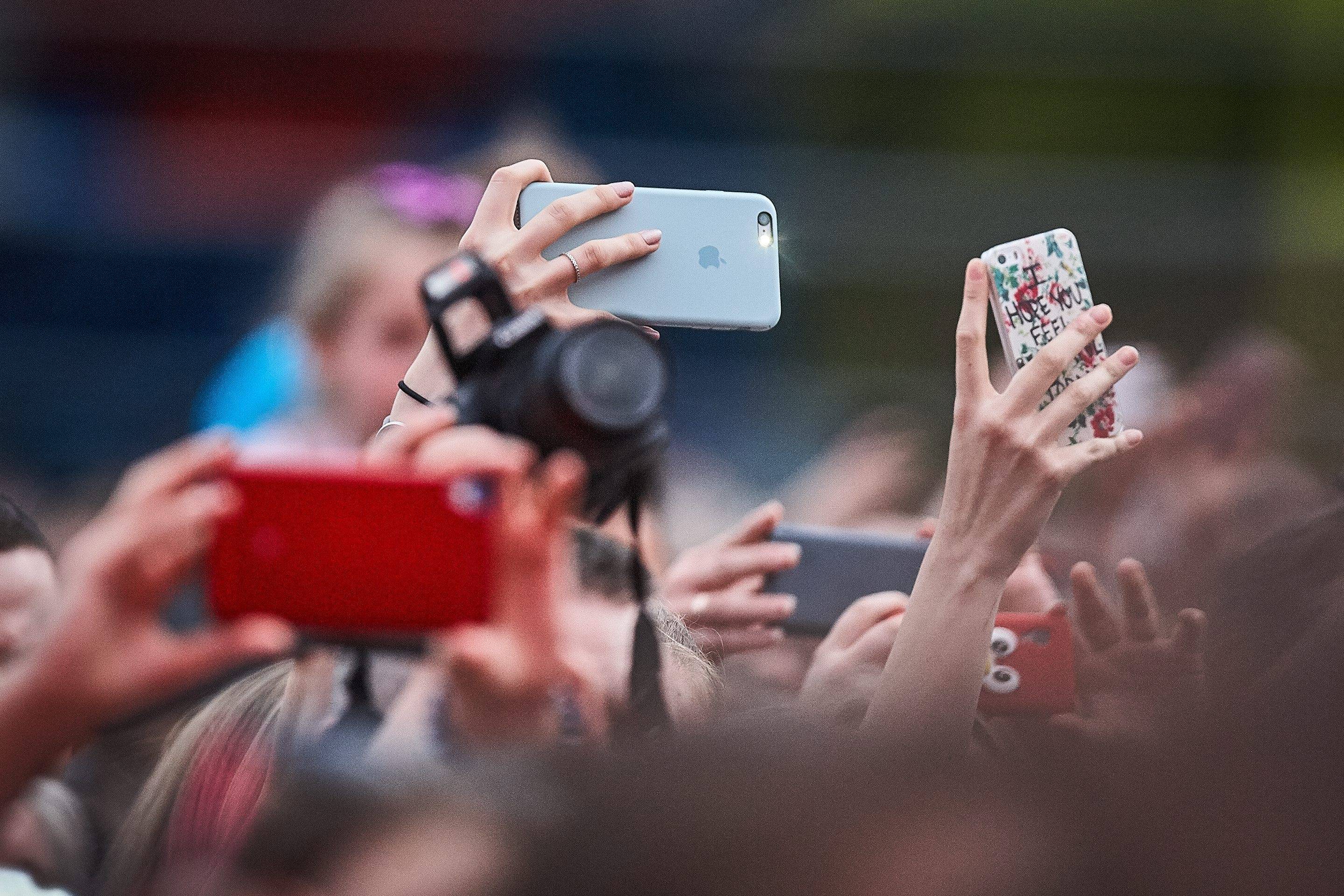 Tłum ludzi ze smartfonami w rekach