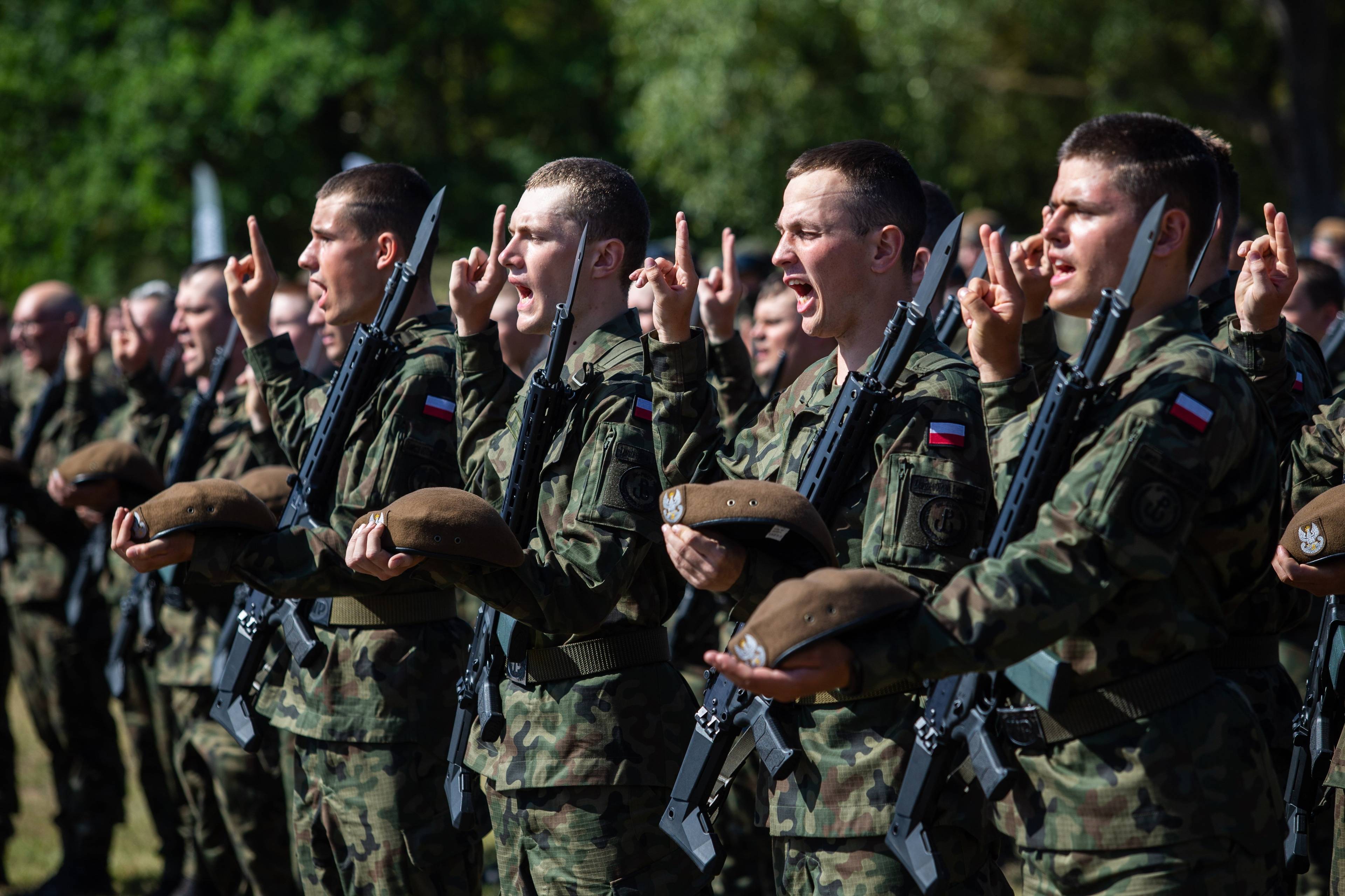 Ustawieni w szeregu żołnierze 8 Kujawsko-Pomorskiej Brygady WOT składają przysięgę wojskową