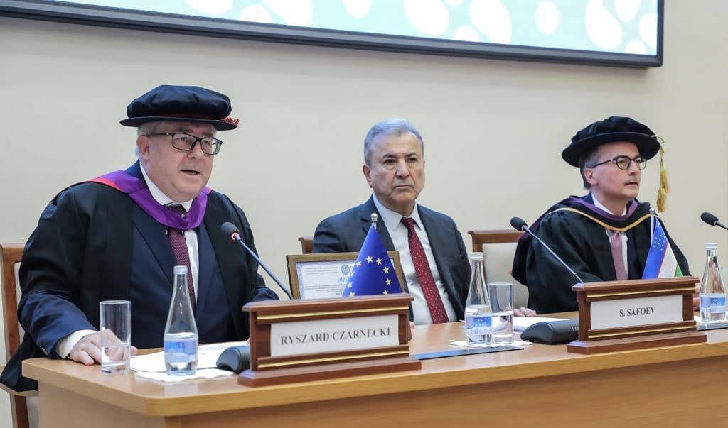 Ryszard Czarnecki (pierwszy z lewej) podczas uroczystości wręczenia tytułu doctor honoris causa na uniwersytecie w Uzbekistanie. Źródło: Ryszard Czarnecki, Twitter/X