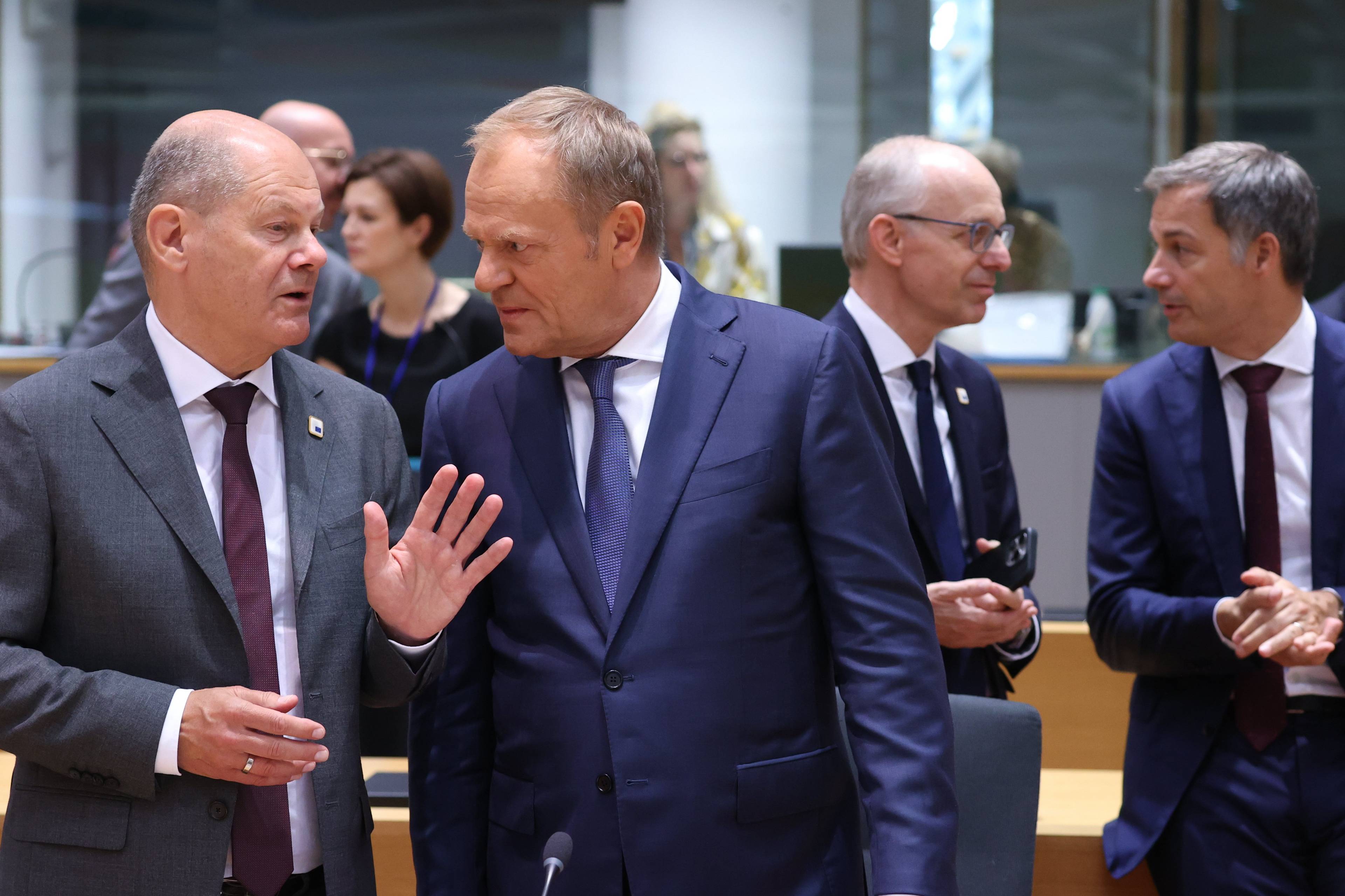 Od lewej do prawej: Olaf Scholz, kanclerz Niemiec, i Donald Tusk, premier Polski podczas szczytu Rady Europejskiej w czerwcu 2024.