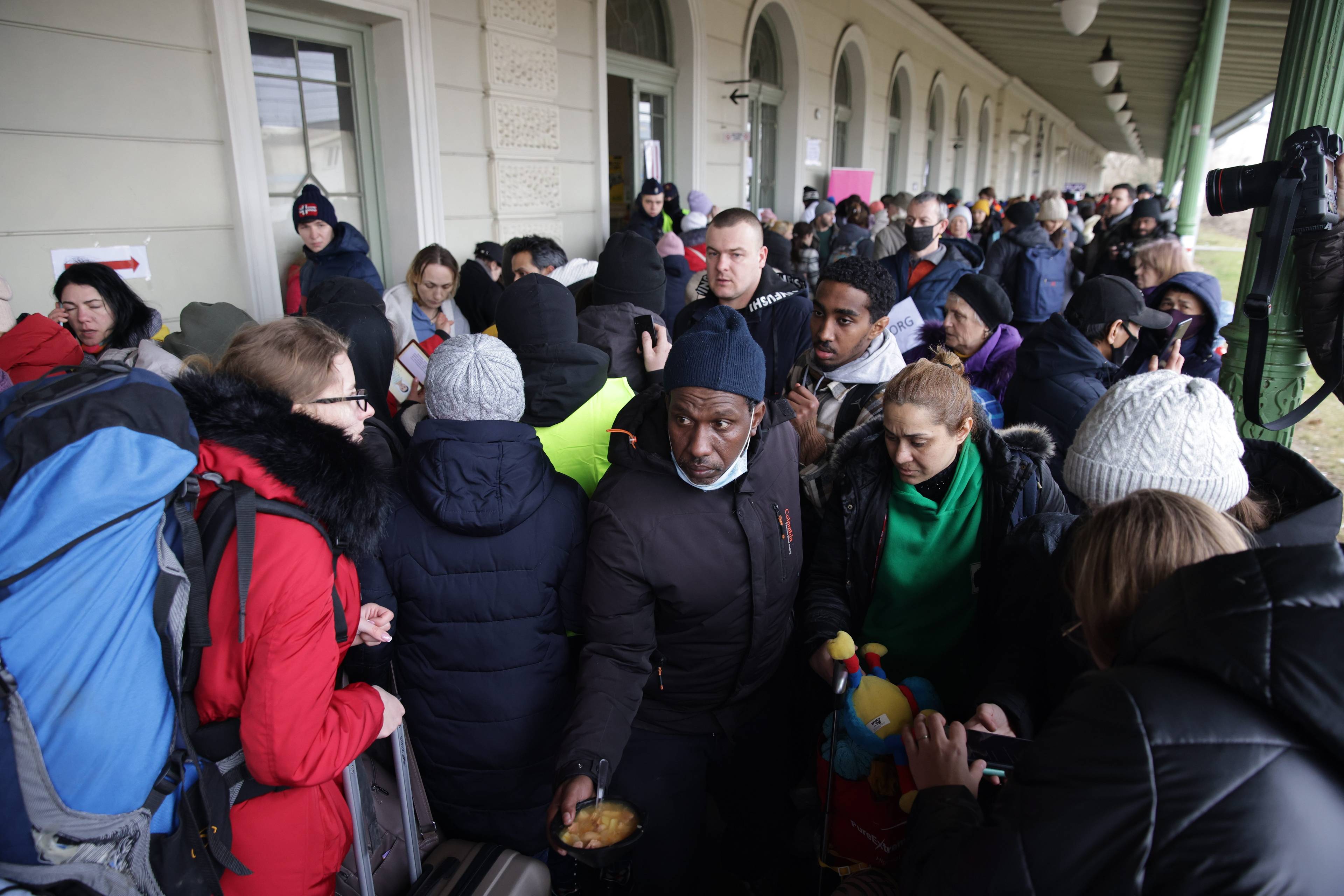 Migranci na dworcu w Przemyślu