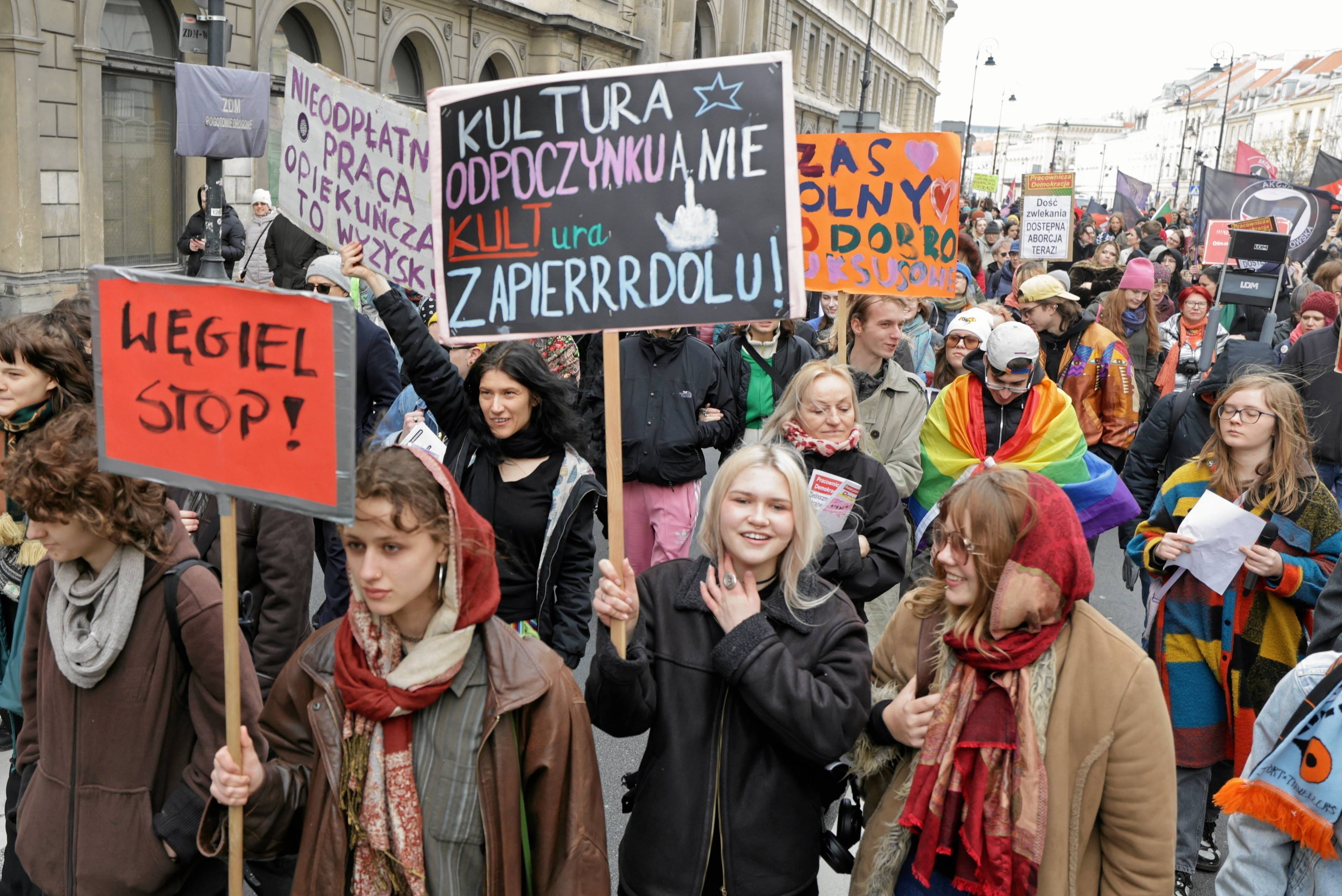 Kolorowy tłum kobiet z banerami