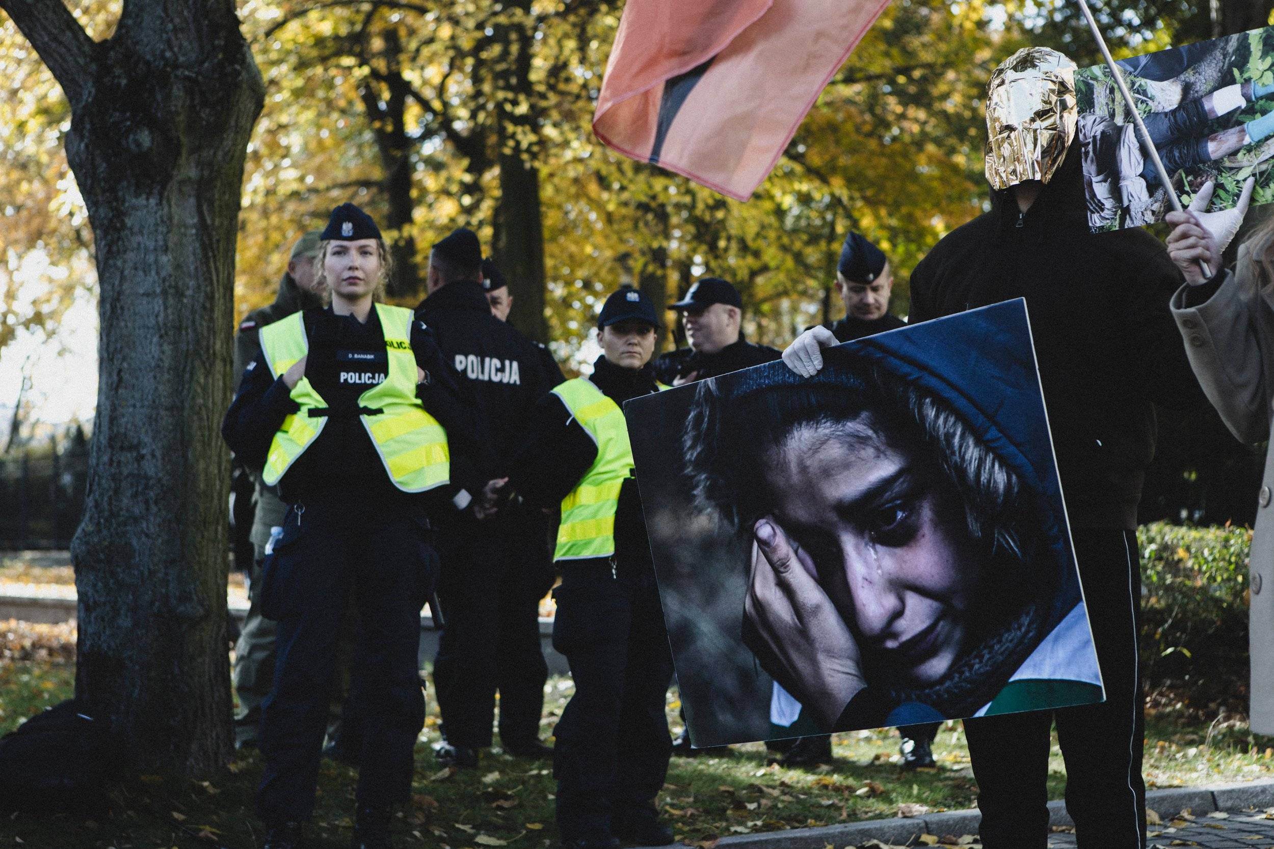 Warszawa 22.10.2024 r. „Azyl, prawo, konstytucja!” Pod taką nazwą została zorganizowana demonstracja pod siedzibą Kancelarii Premiera. W wydarzeniu  wzięło udział kilkadziesiąt osób, wyrażając swój sprzeciw na decyzję Premiera Donalda Tuska o cofnięciu prawa do azylu dla osób uchodźczych.