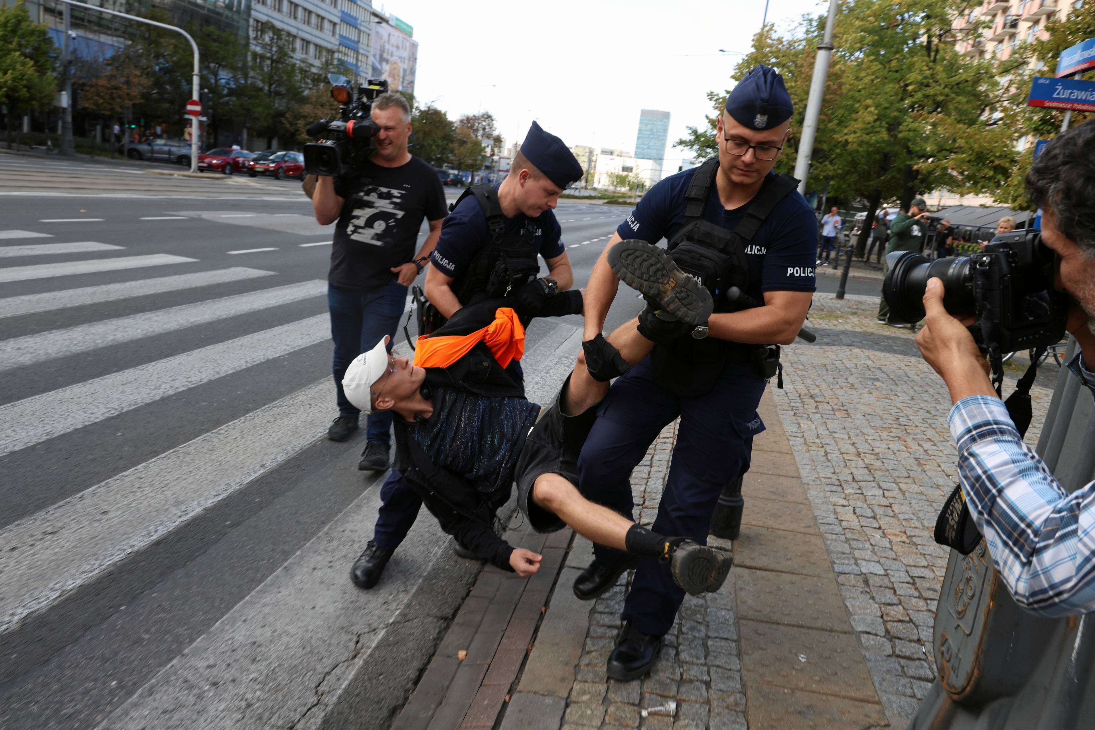 Policjanci znoszą z jezdni protestująca osobę