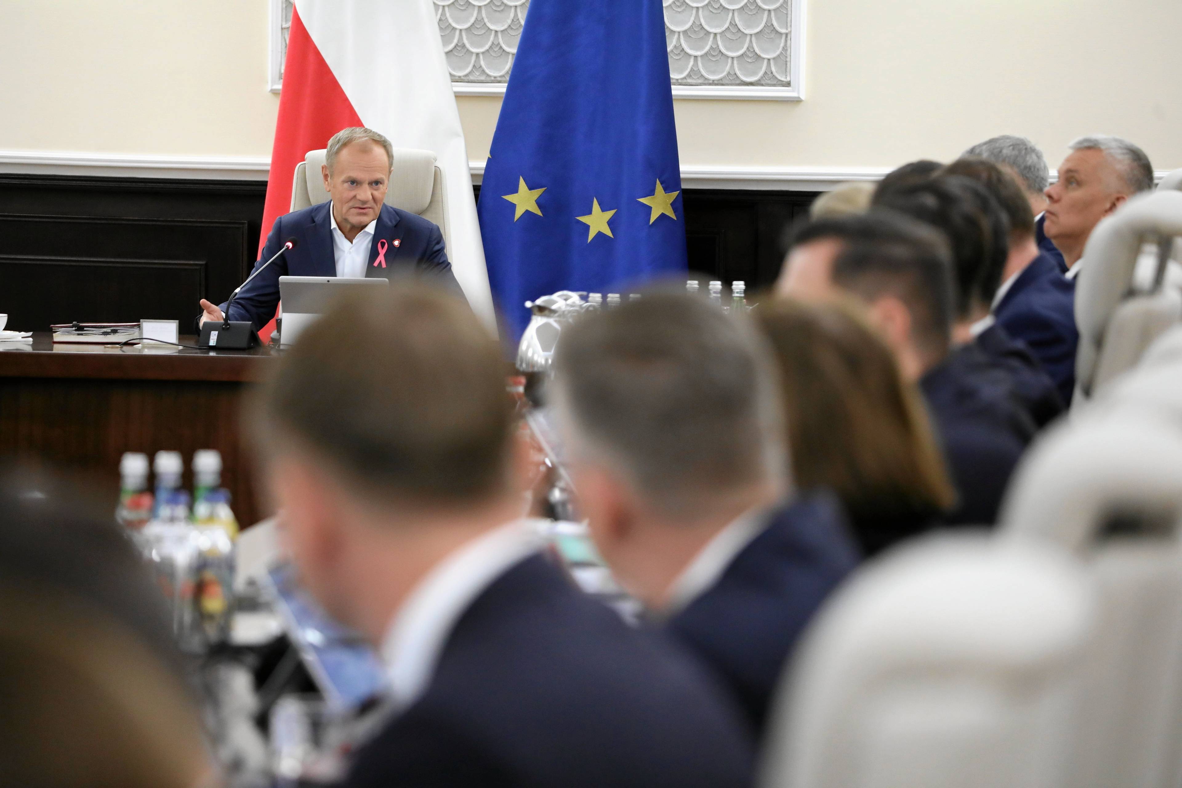 Obrady rządu, premier Tusk w tle