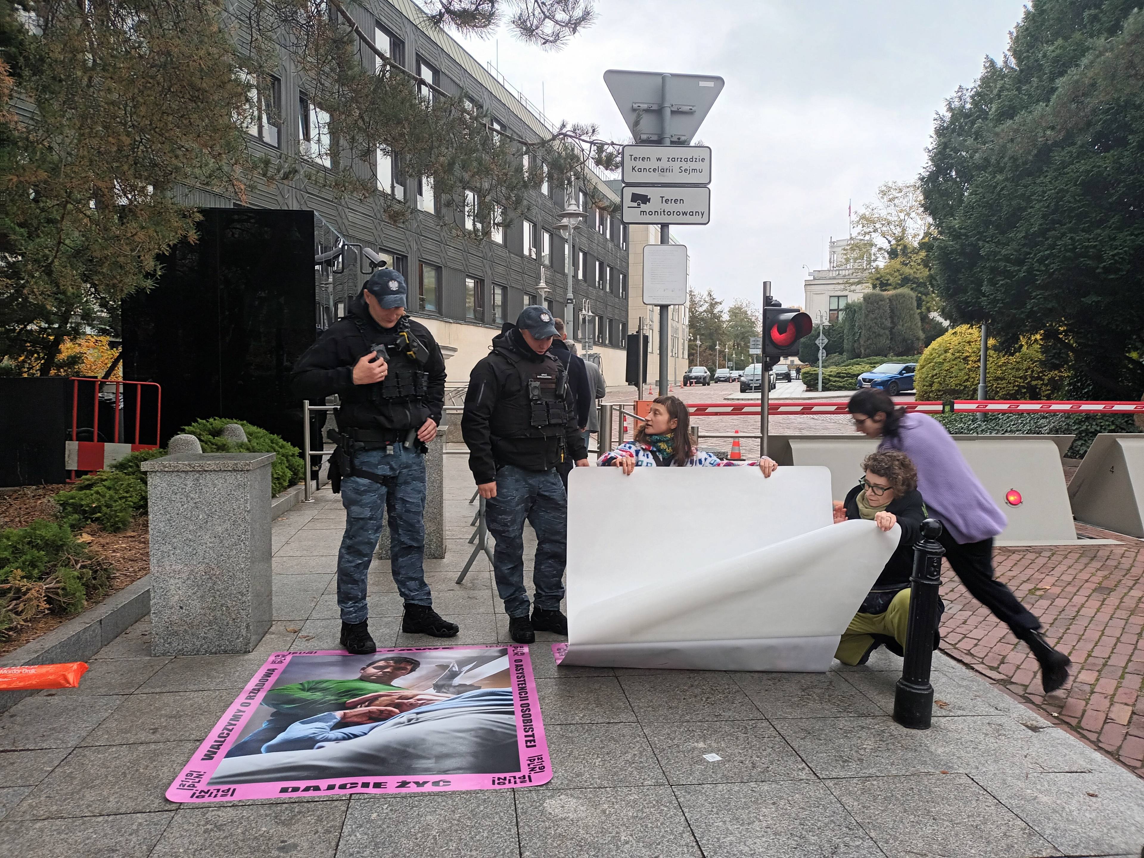 Straz marszałkowska nakazuje przesunięcie plakatów