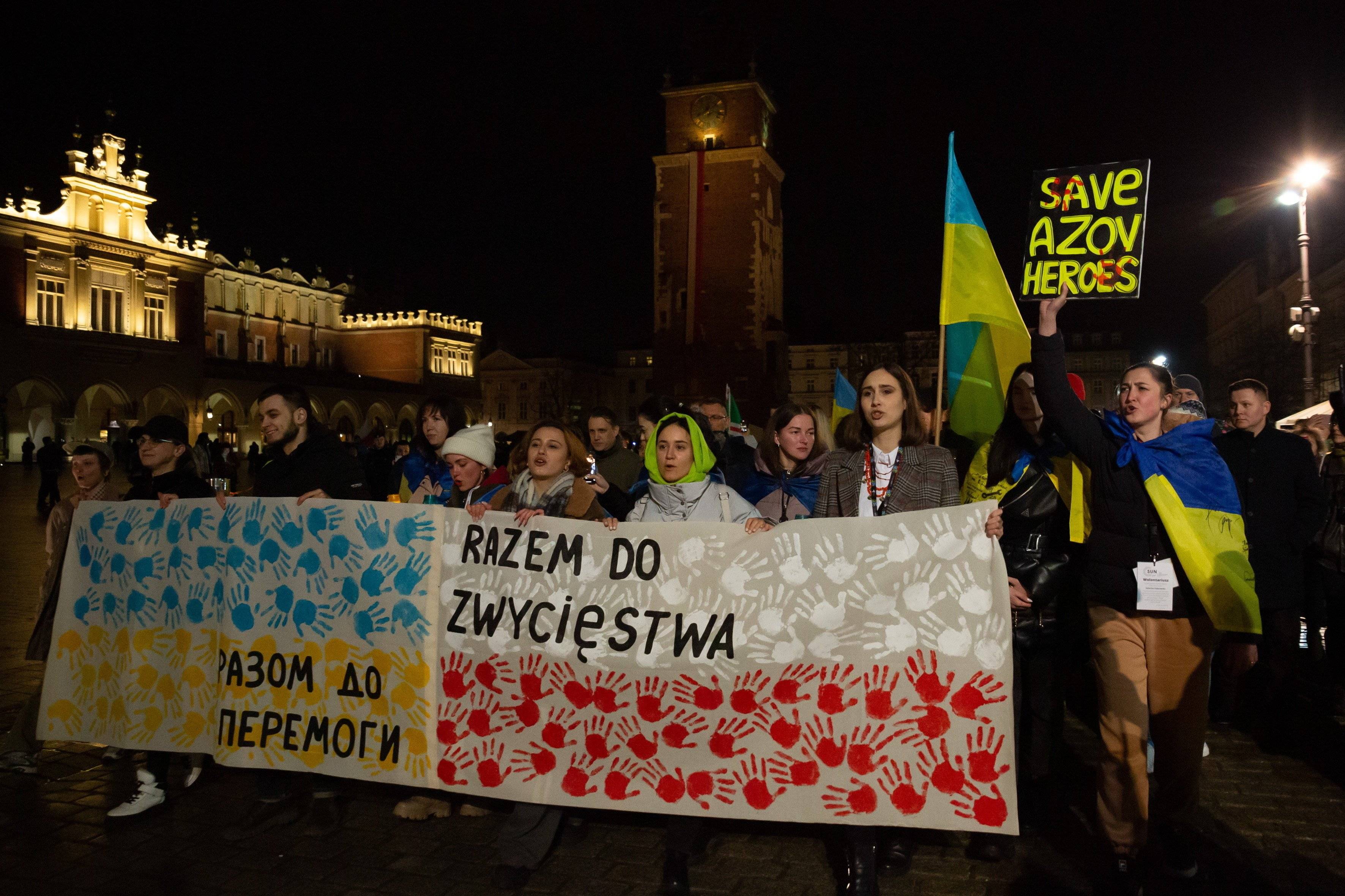 Na zdjęciu widać ludzi z plakatami "Razem do zwycięstwa" w polskim i ukraińskim języku.